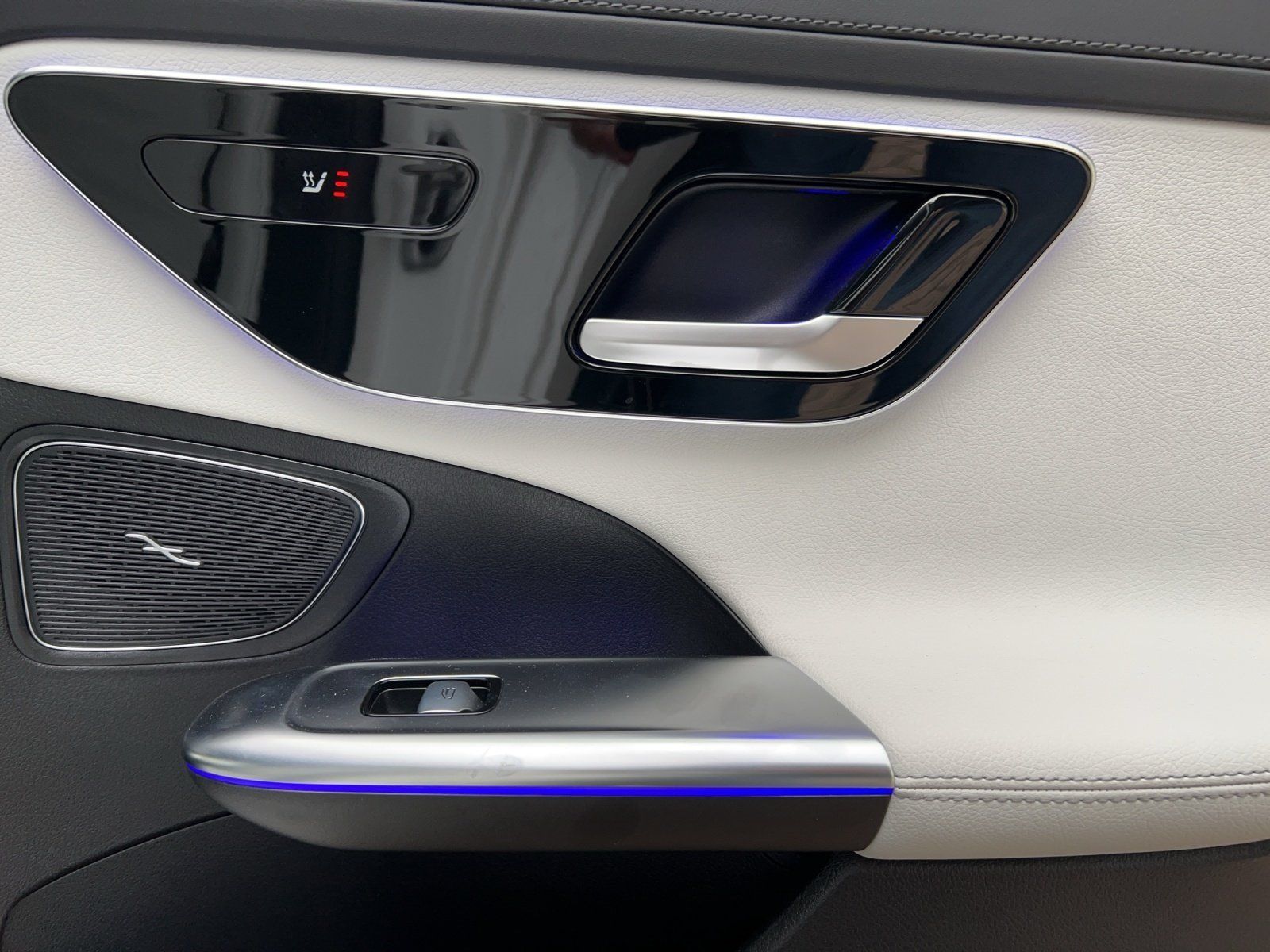 Fahrzeugabbildung Mercedes-Benz C 220 d T AMG AHK Night DISTRO 360° Memory 19"