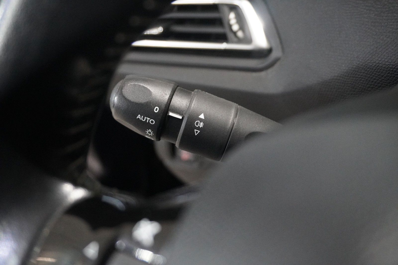 Fahrzeugabbildung Peugeot 308 SW 1.6 HDI ACTICE NAVI/SH/PDC/TEMP/SPORT/AHK