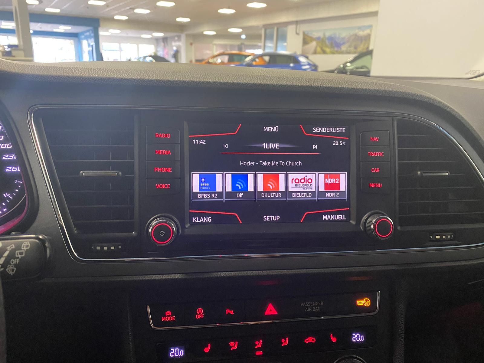 Fahrzeugabbildung SEAT Leon FR 2.0 TDI 184PS+APP+19"+NAVI+SHZ+LED+PDC++