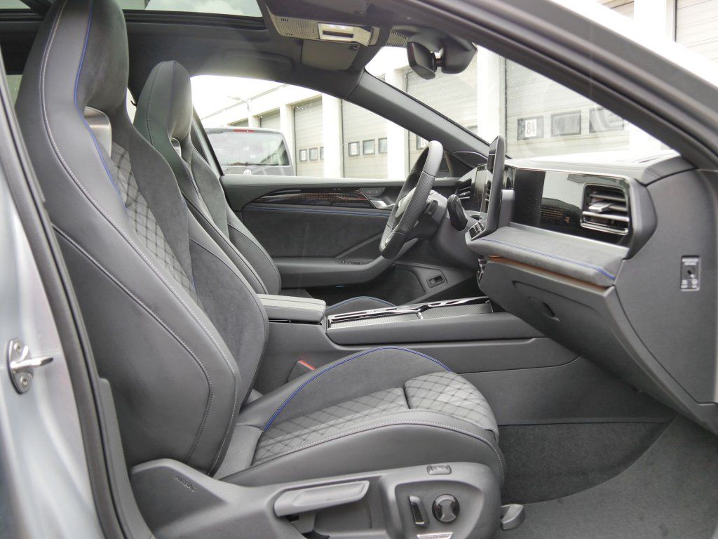Fahrzeugabbildung Volkswagen Passat Variant R-Line 2.0  TDI DSG AHK Pano