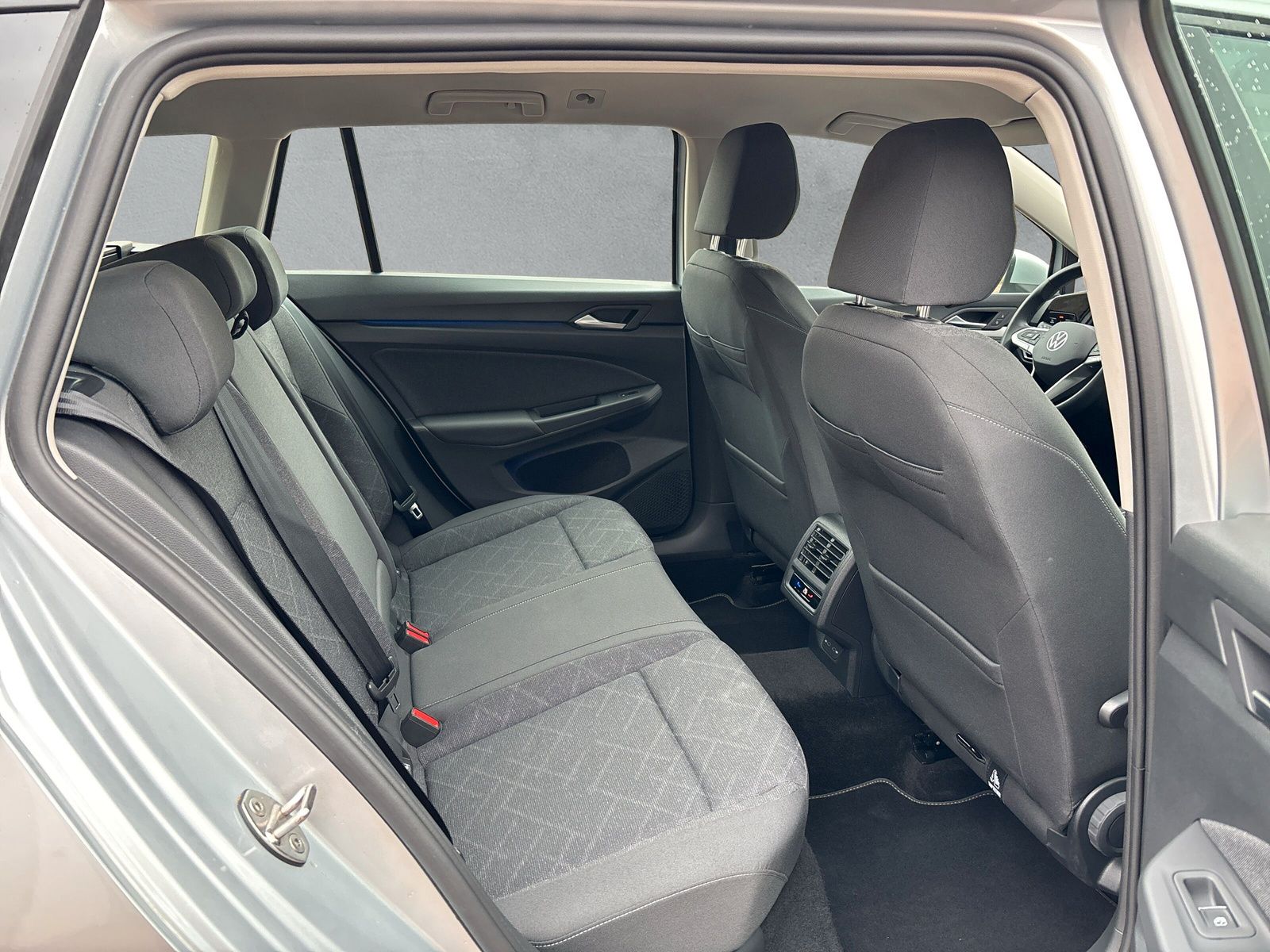 Fahrzeugabbildung Volkswagen Golf Variant 2.0 TDI Life ACC Navi AppConnect SH