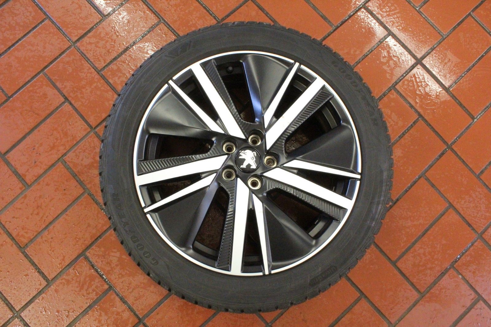 Fahrzeugabbildung Peugeot 3008 Plug-In Hybrid 225 e-EAT8 Allure Pack