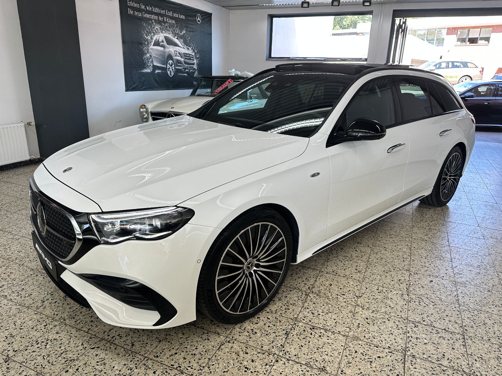 Mercedes-Benz E 300 T de AMG + Night NAV/LED/DISTR/PSD/AHK/20" imagem 2