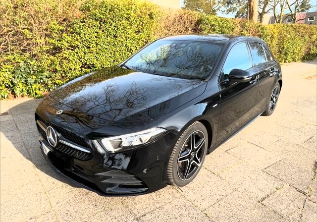MERCEDES-BENZ A 180 - Night Paket - LED- MBUX-18" AMG Line