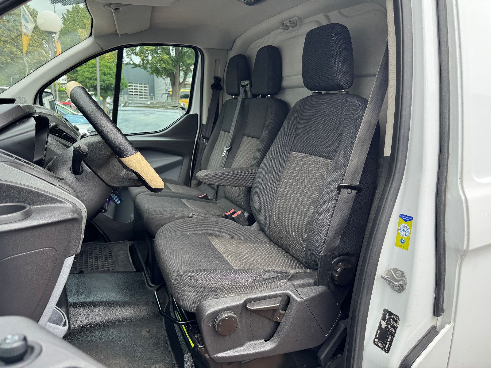 Fahrzeugabbildung Ford Transit Custom 2.2 TDCI HOCHDACH L2 H2 3-SITZER