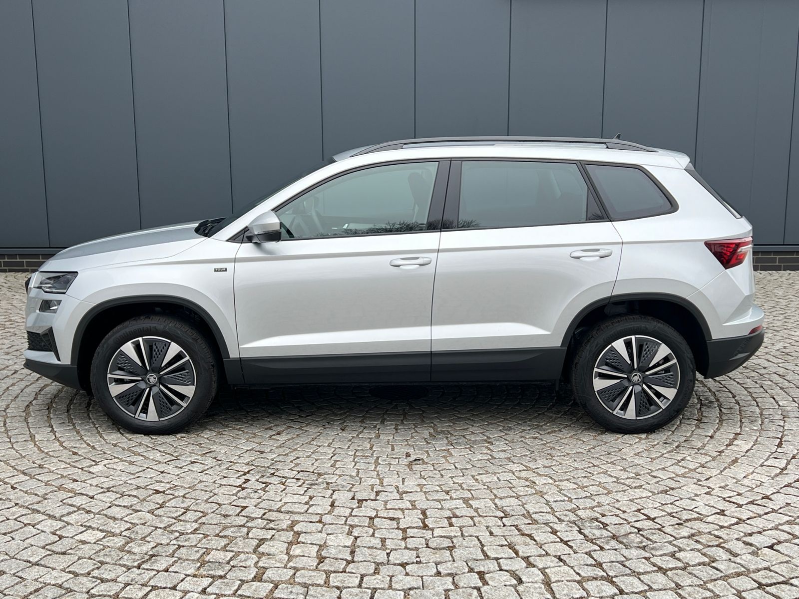 Fahrzeugabbildung SKODA Karoq Tour 1.5 TSI DSG *AHK, 17" LM-Felge, Navi,