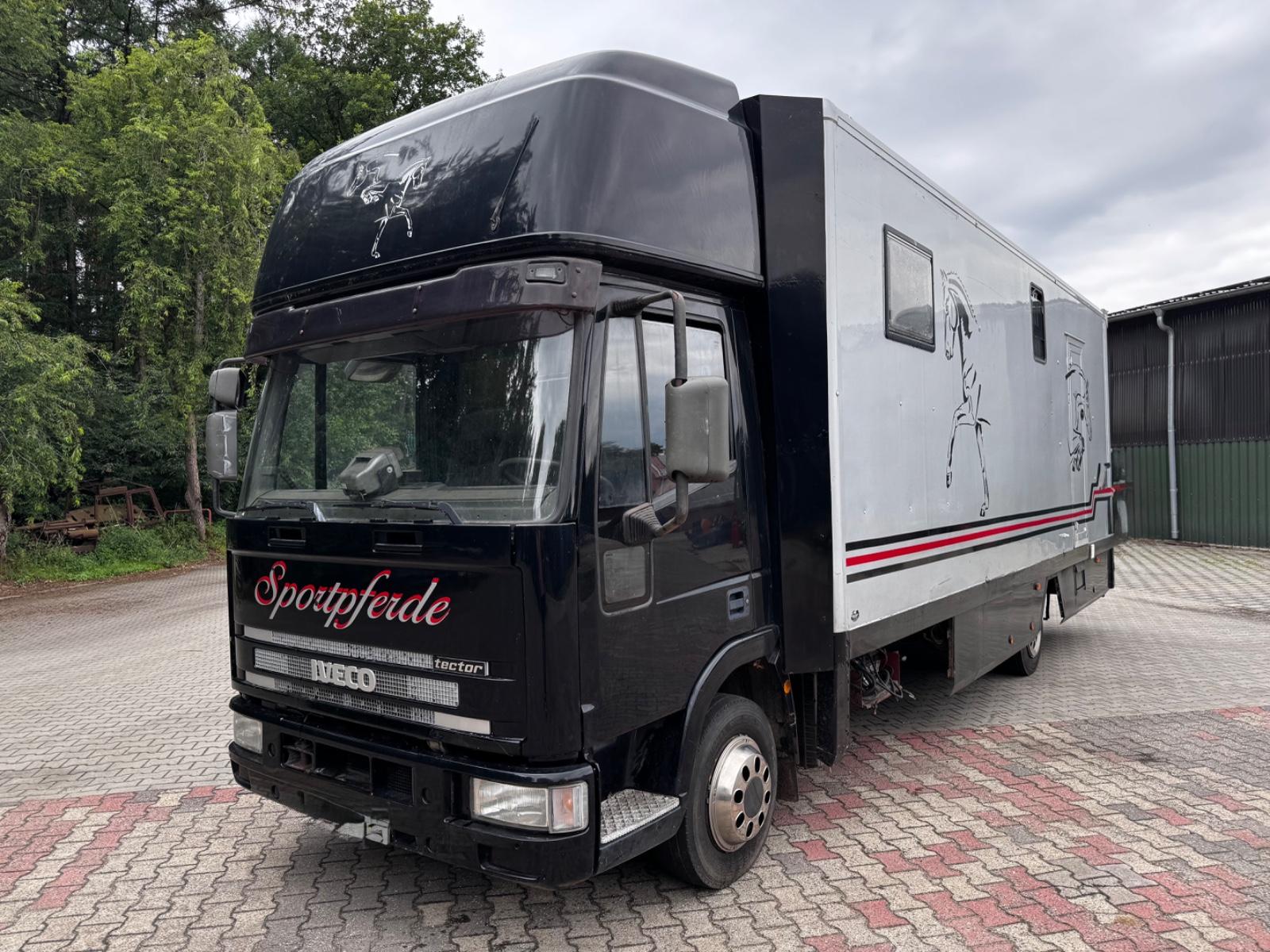 Iveco 80 E 17 tector Wohnabteil, 3 Pferde, Ahk, B/L