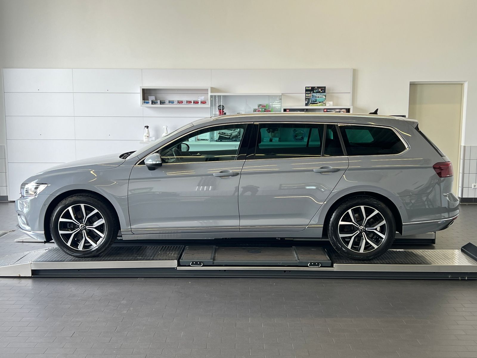 Fahrzeugabbildung Volkswagen Passat Variant Elegance 2.0 TDI DSG *AHK, IQ-Lig
