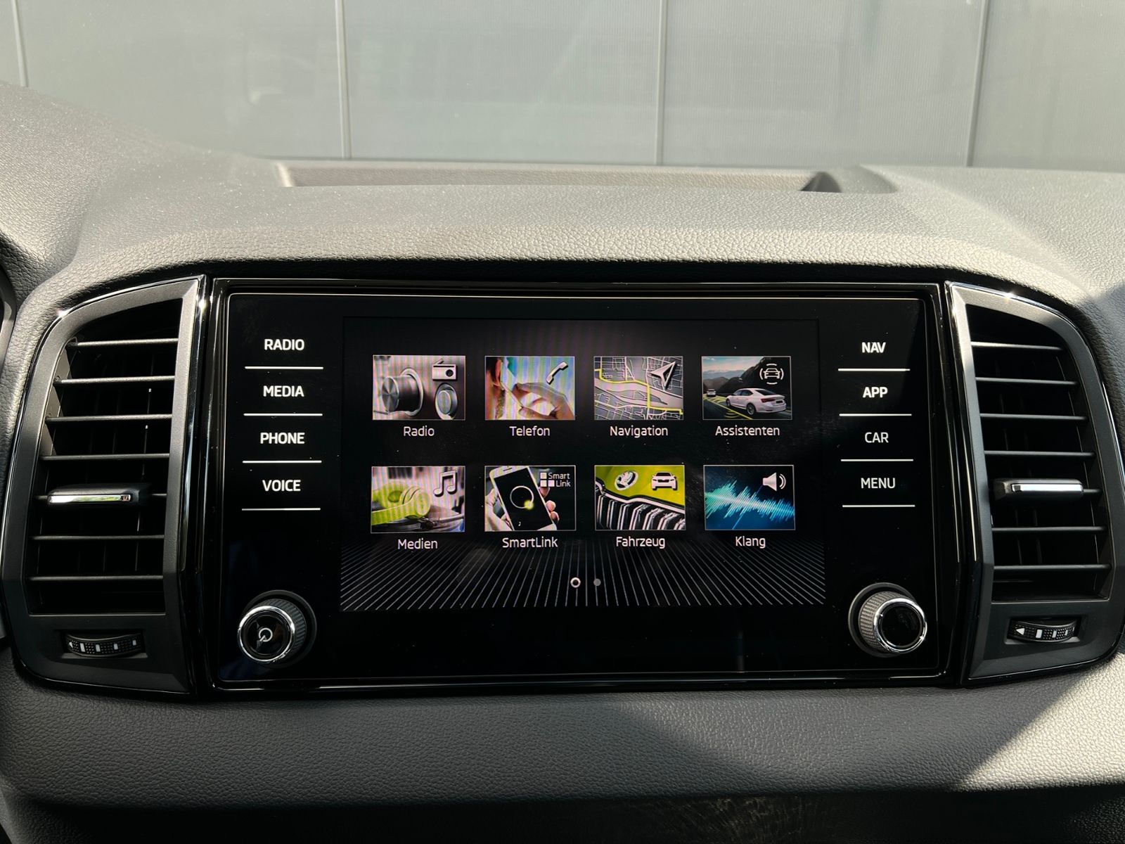 Fahrzeugabbildung SKODA Karoq Selection 1.5 TSI DSG *AHK, LED, ACC, 18"L