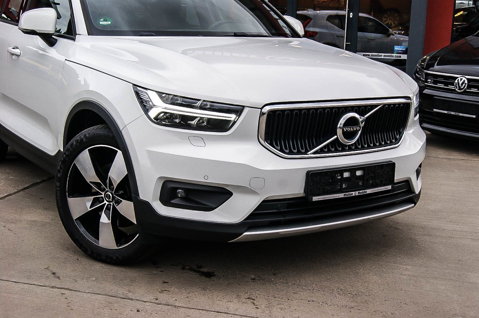Fahrzeugabbildung Volvo XC40 D4 Momentum Pro AWD 4x4 LEDER ANHZV PRO-PAK