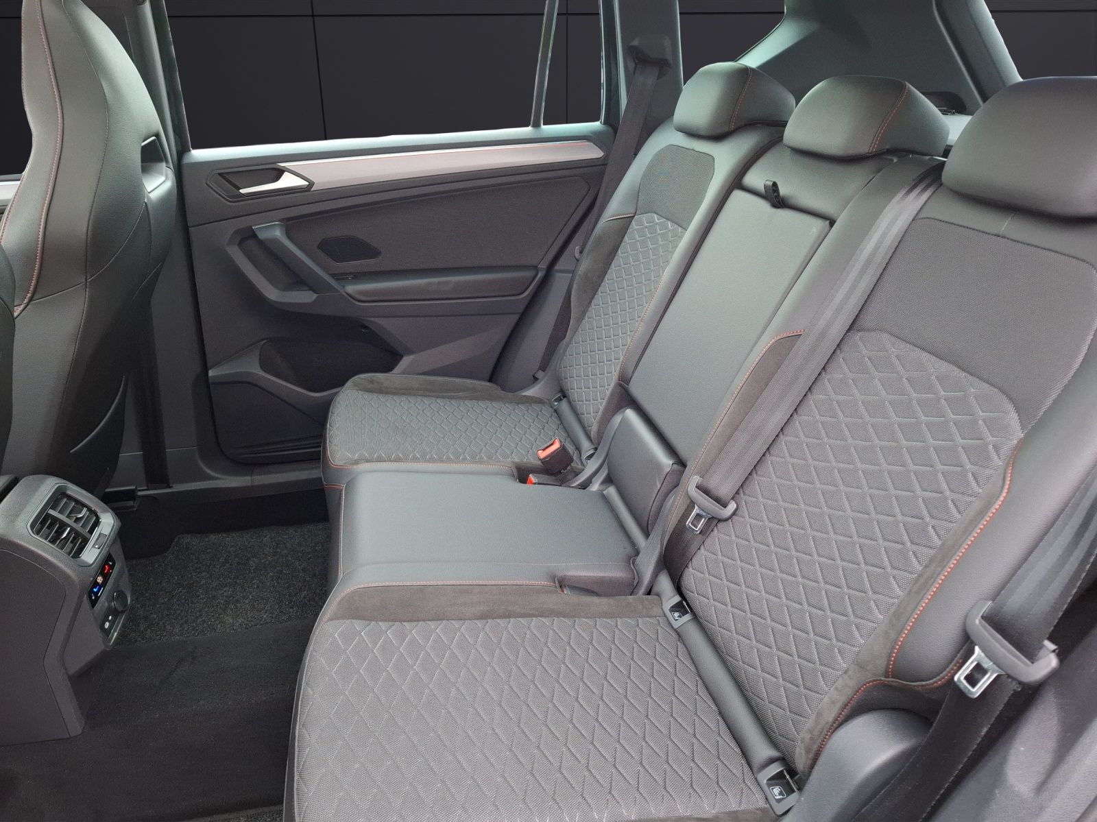 Fahrzeugabbildung SEAT Tarraco TSI FR DSG 4Drive LED AHK Navi AID Pano