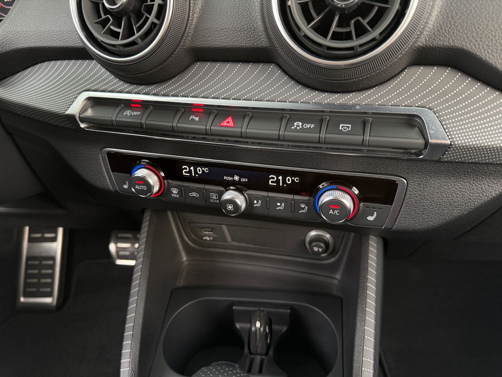 Fahrzeugabbildung Audi Q2 sport S line 35 TFSI KAM LED 19" Virtual
