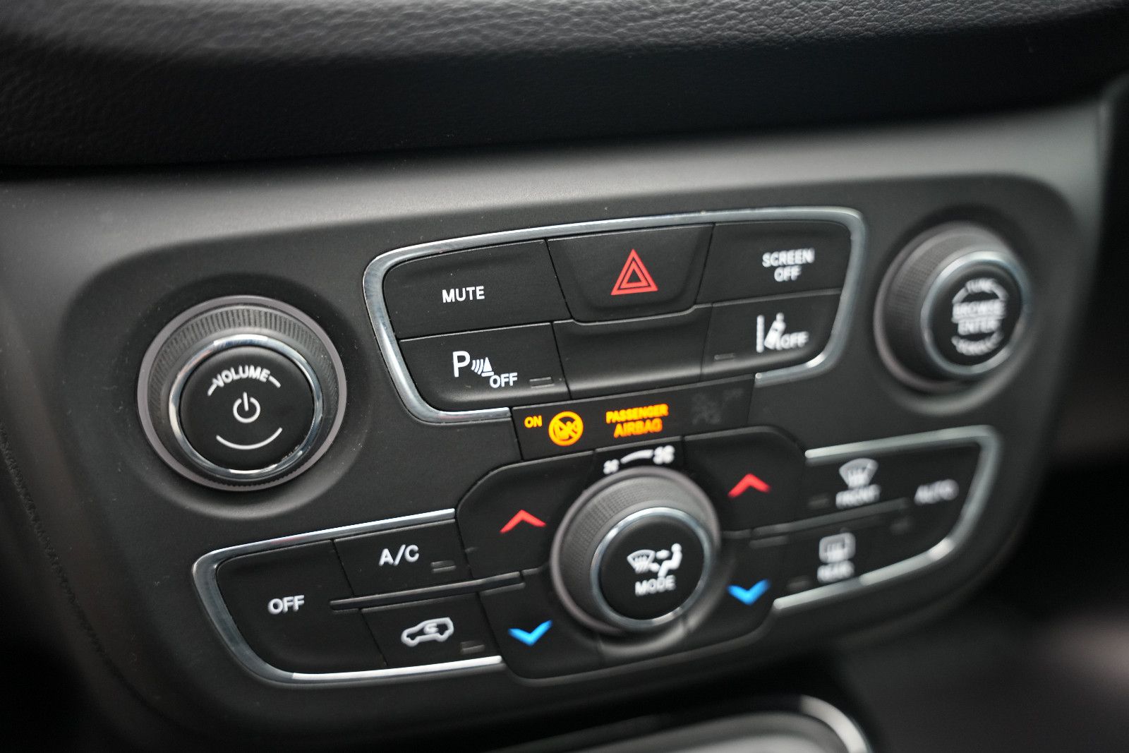 Fahrzeugabbildung Jeep Compass Limited 4WD /PANO/SHZ/L-HEIZ/PDC