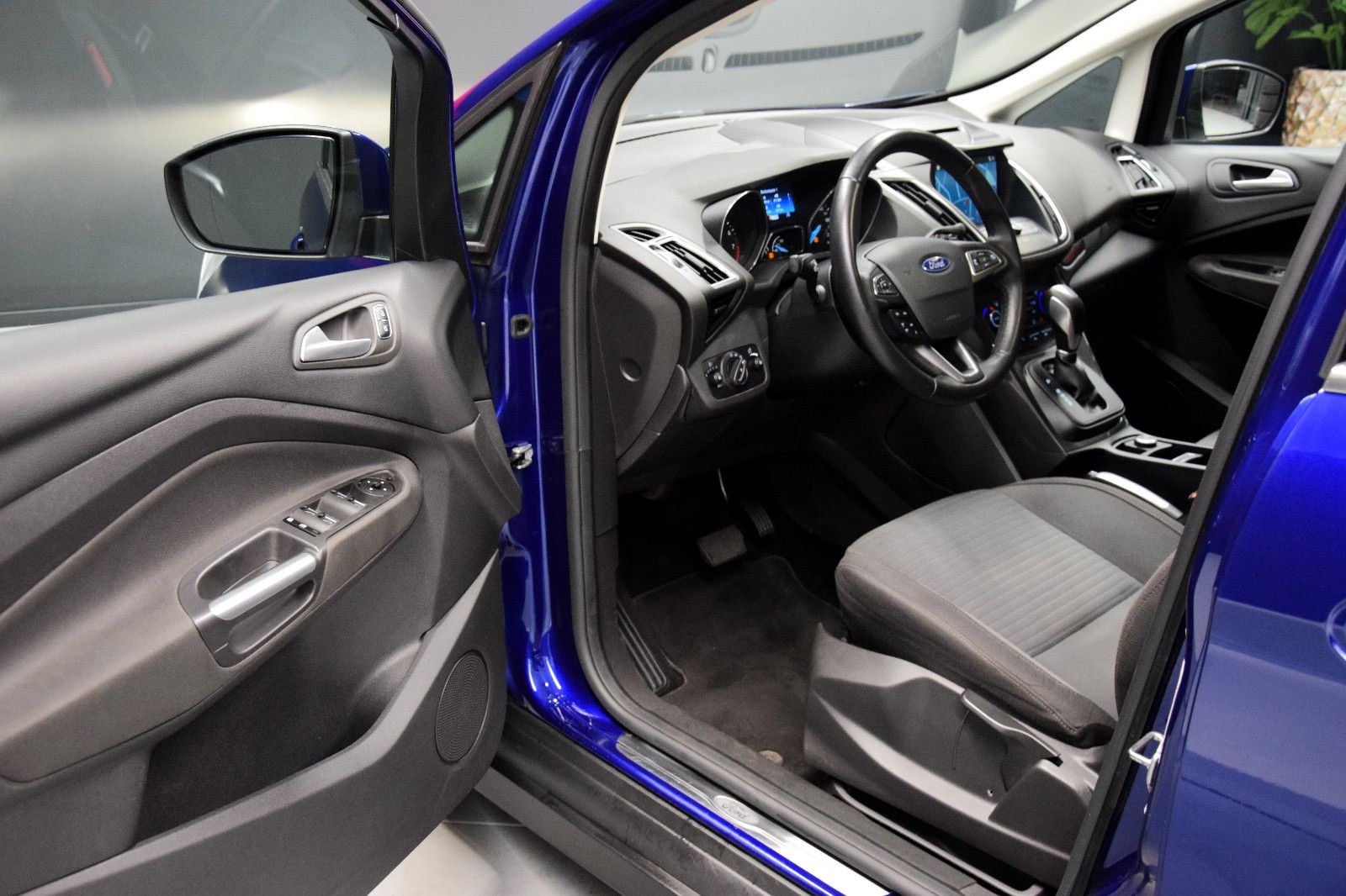 Fahrzeugabbildung Ford C-Max Titanium -defekte Kopfdichtung-Motor läuft