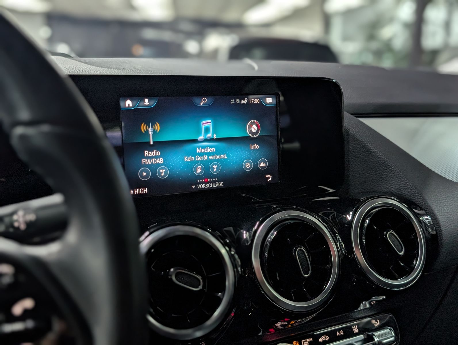 Fahrzeugabbildung Mercedes-Benz GLA 220 d STYLE MBUX TEMP StHz LEDER SHZ KEYLESS