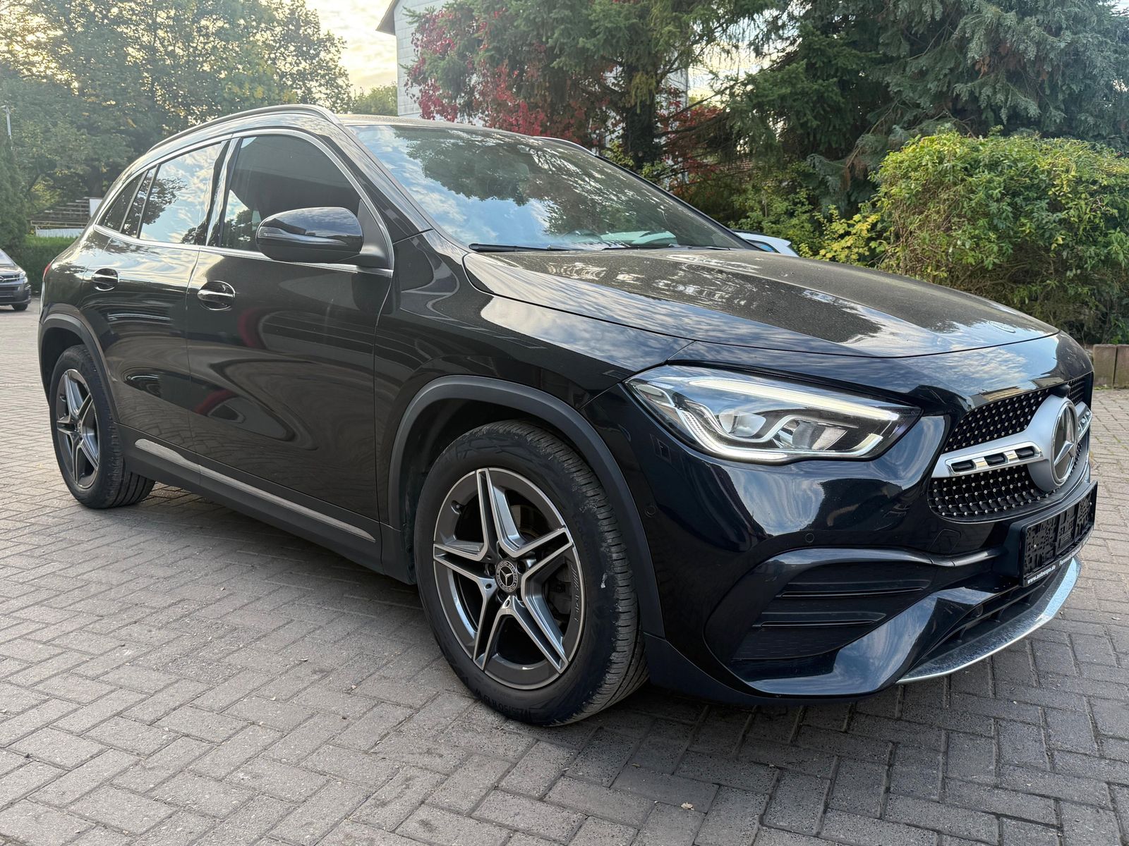 Fahrzeugabbildung Mercedes-Benz GLA 200 d 8G AMG-Line LED+NAV+SHZ+AHK+KAM+CARPL+
