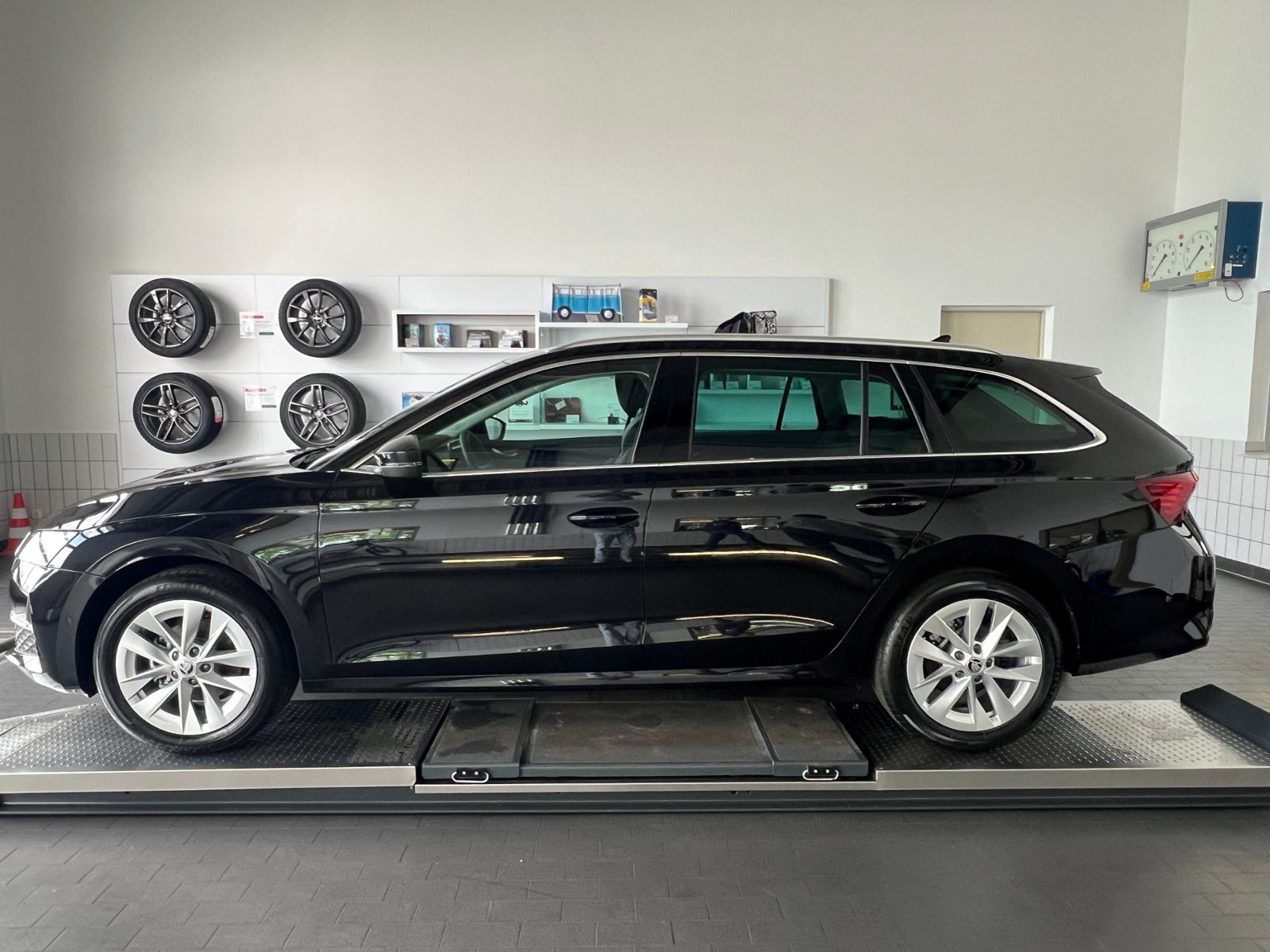 Fahrzeugabbildung SKODA Octavia Combi IV Selection 2.0 TDI DSG *AHK, LED