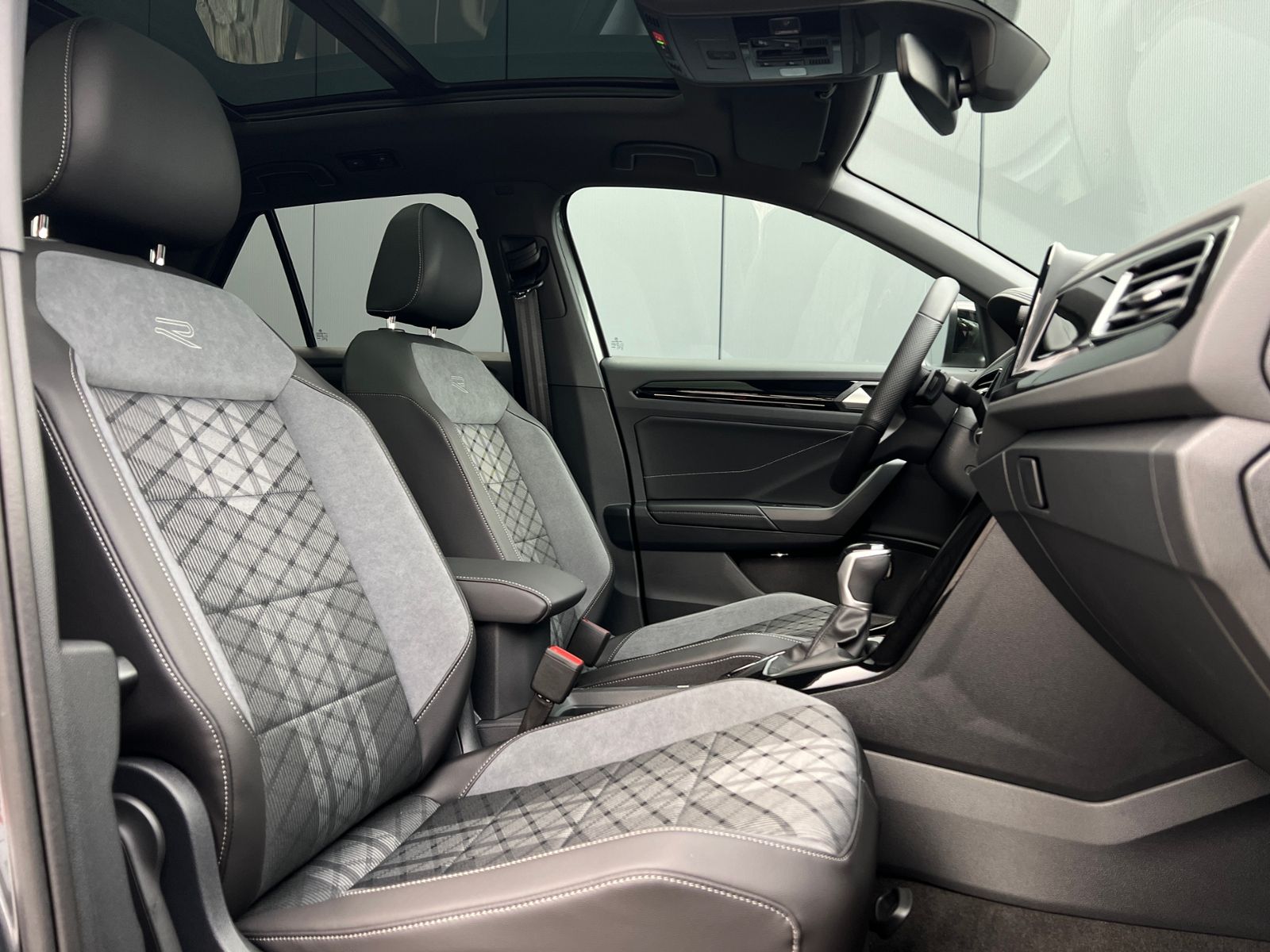 Fahrzeugabbildung Volkswagen T-Roc R-Line 1.5 TSI DSG *Black Style, Pano, 19"