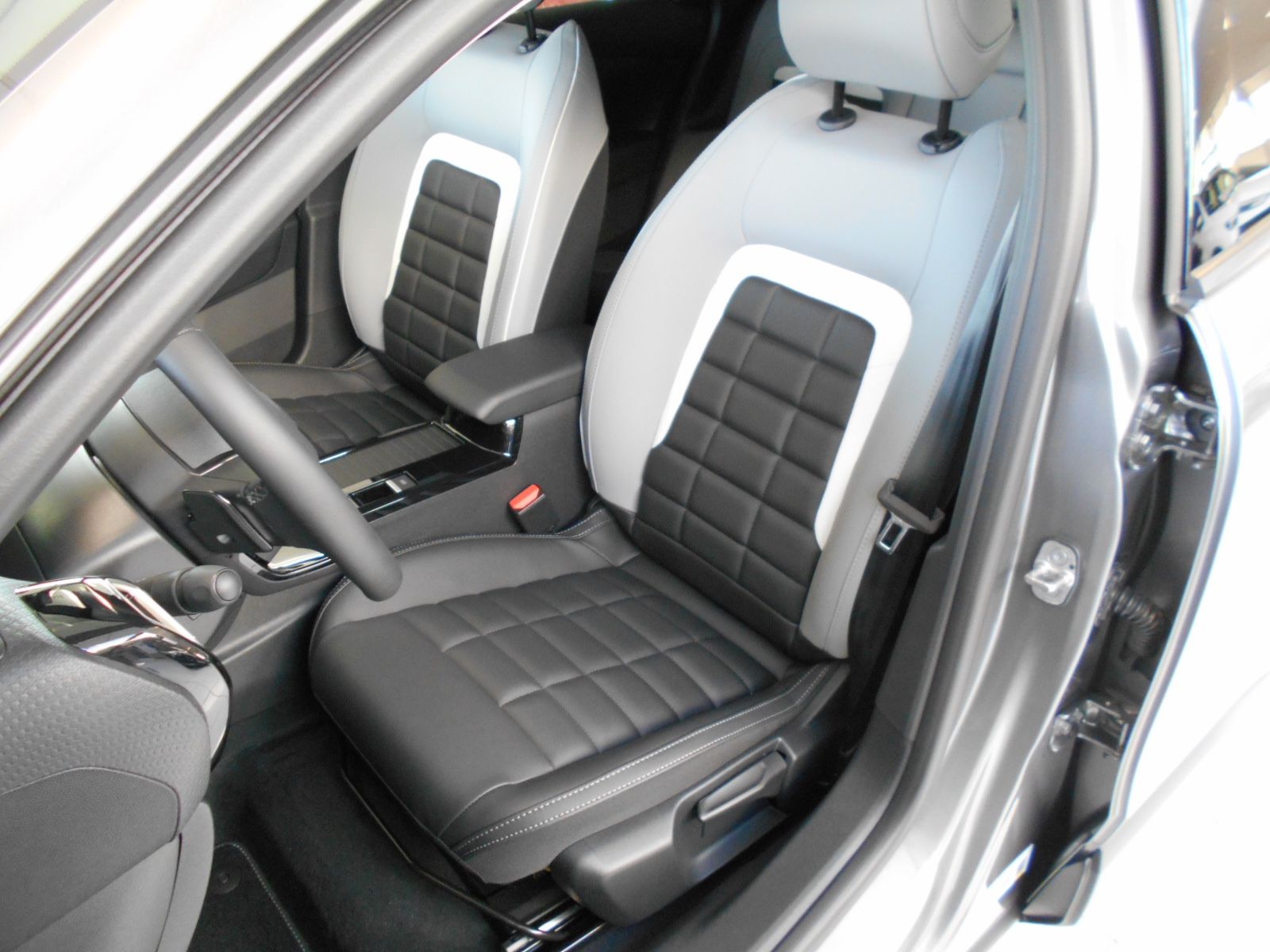 Fahrzeugabbildung Citroën C 4 Hybrid 136 e-DCS6 Max Facelift