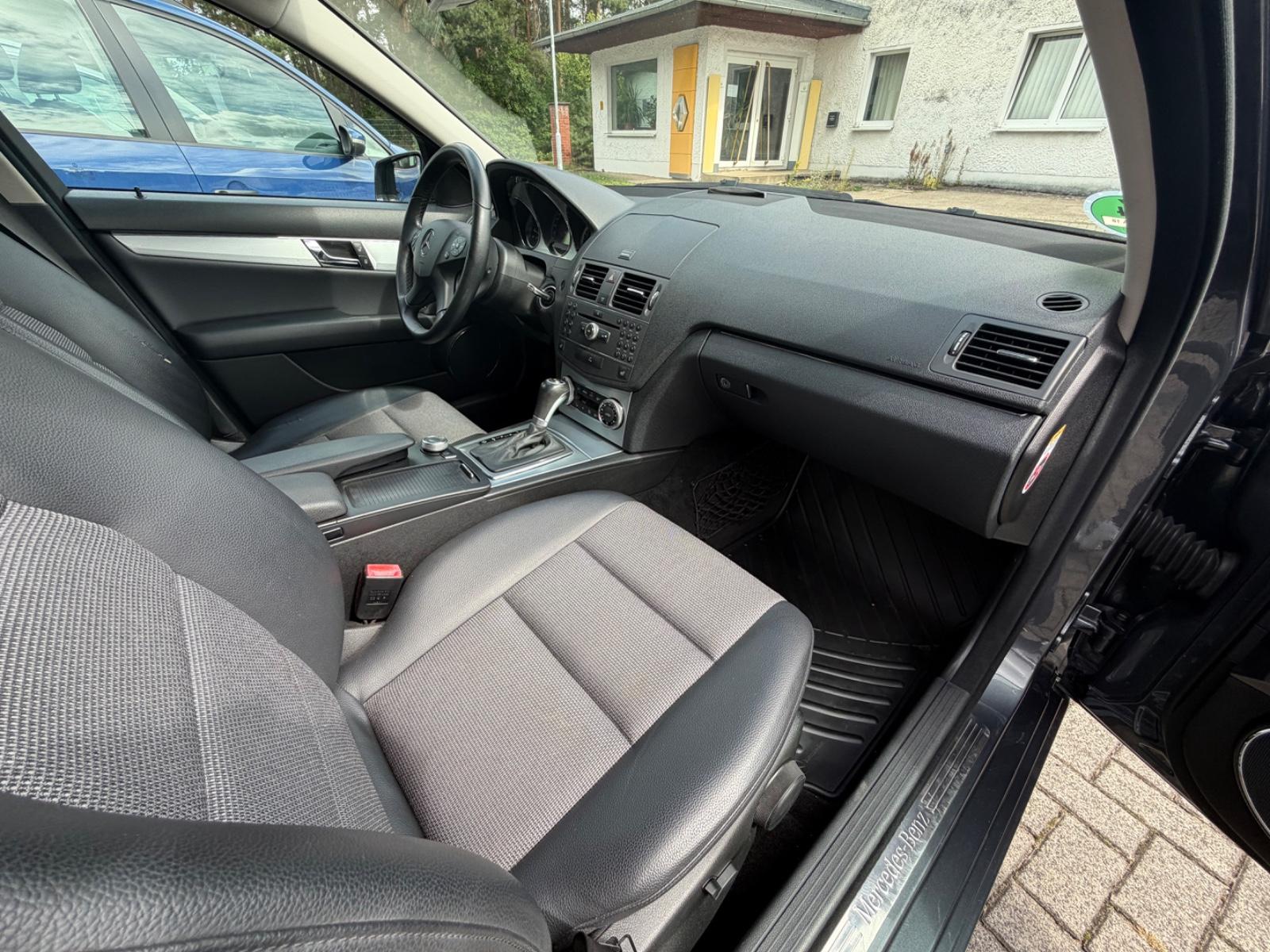 Mercedes-Benz C200 2010 — photo 14