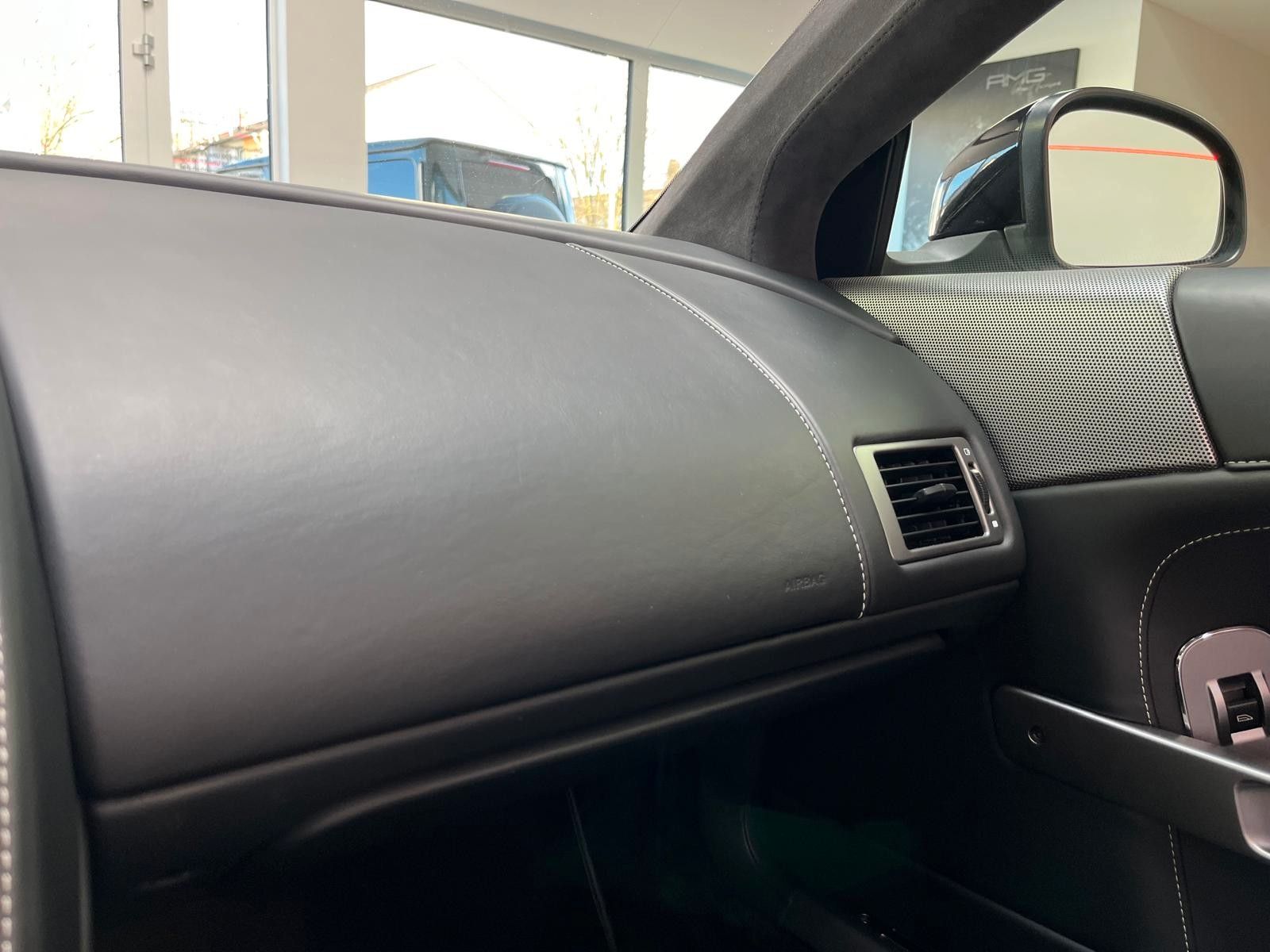 Fahrzeugabbildung Aston Martin Virage Volante V12