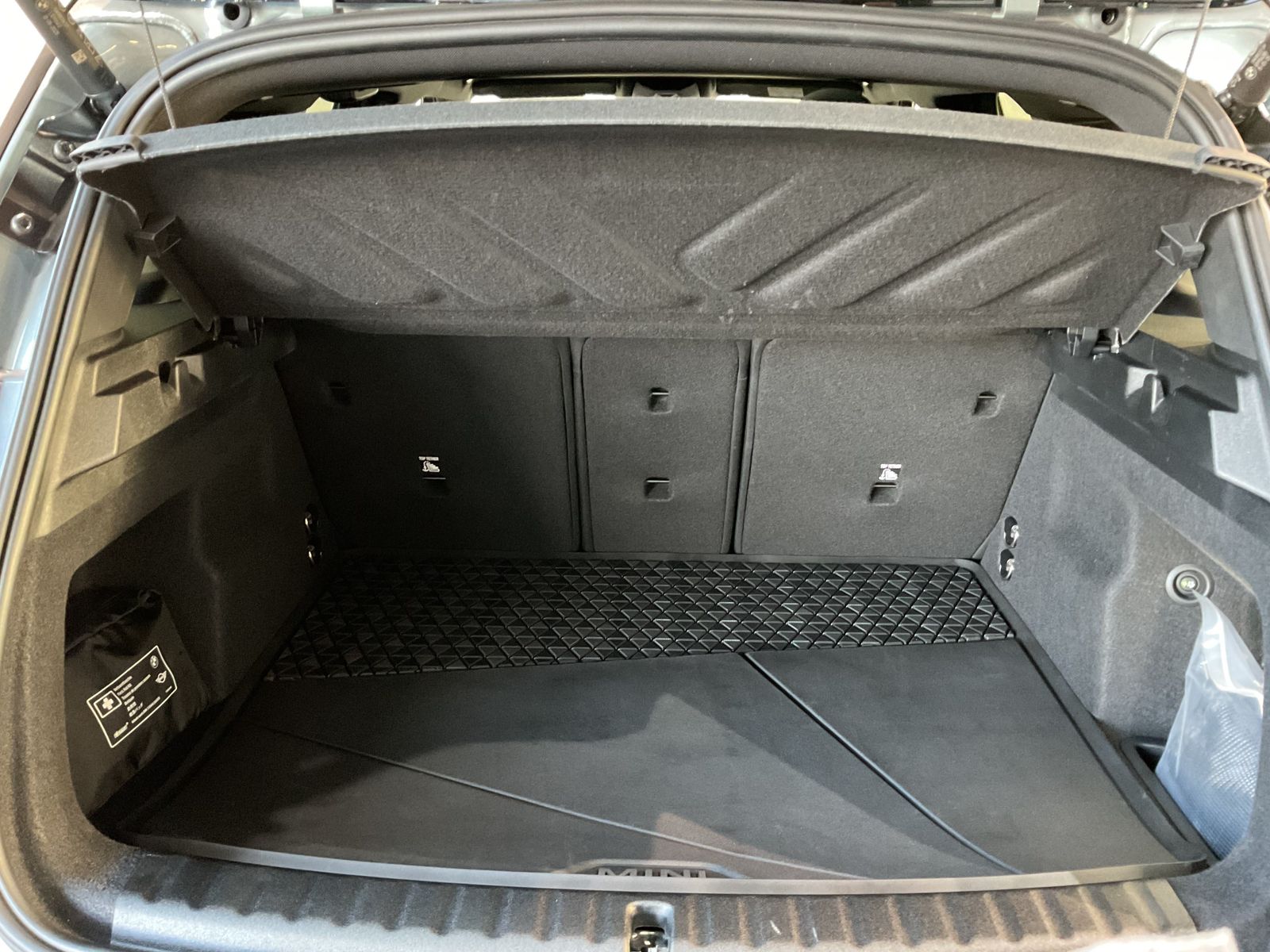 Fahrzeugabbildung MINI John Cooper Works AHK, Lenkradheizg., Komfortzug