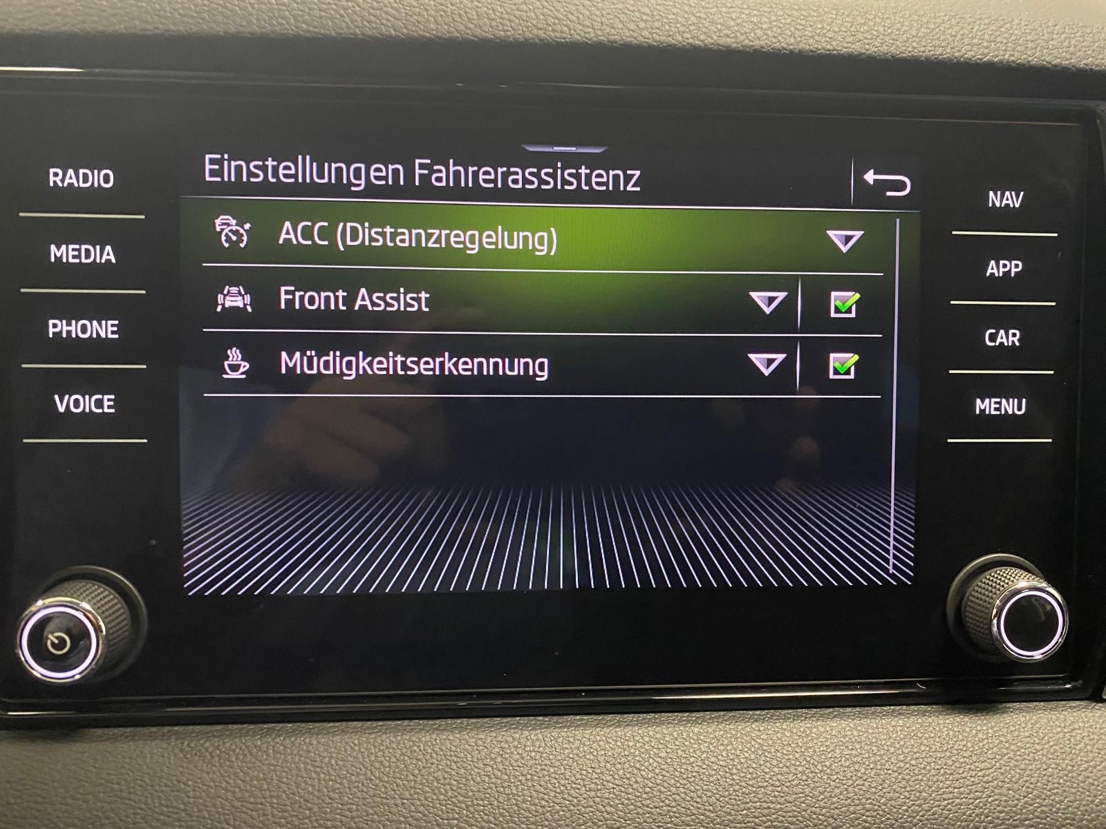 Fahrzeugabbildung SKODA Karoq 1.5 TSI +APP+KLIMA+ACC+RFK+PDC+NAVI+SITZHE