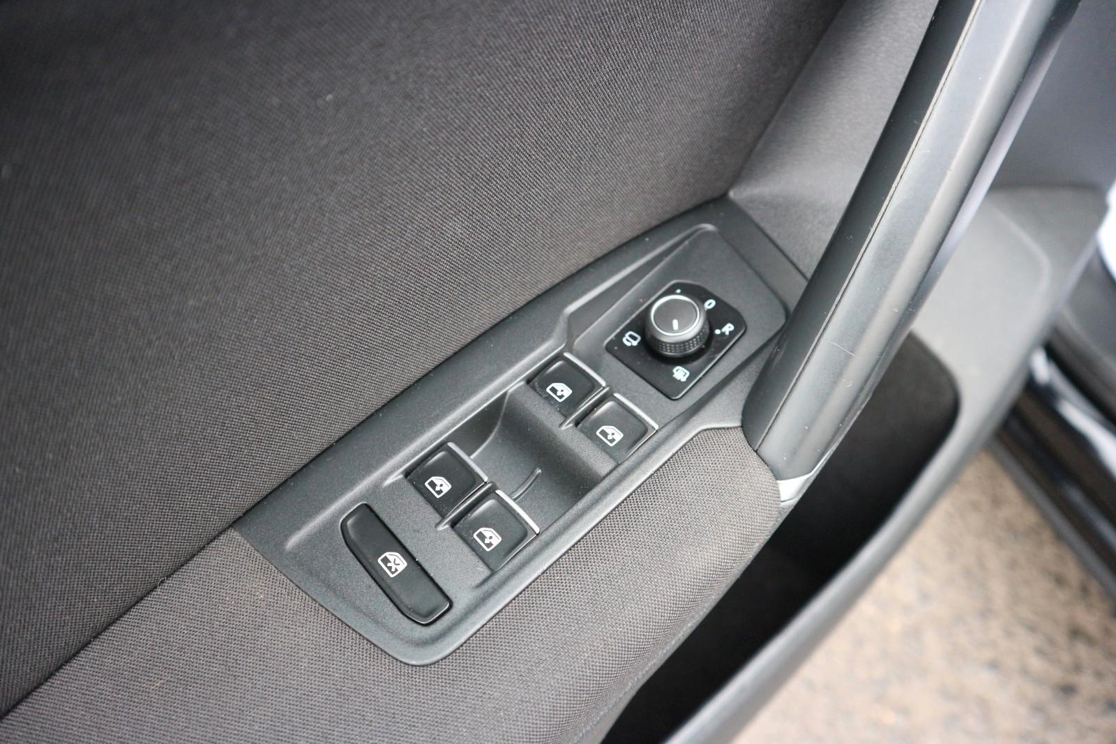 Volkswagen Tiguan 4Motion DSG Navi ACC PDC AHK CarPlay Spur