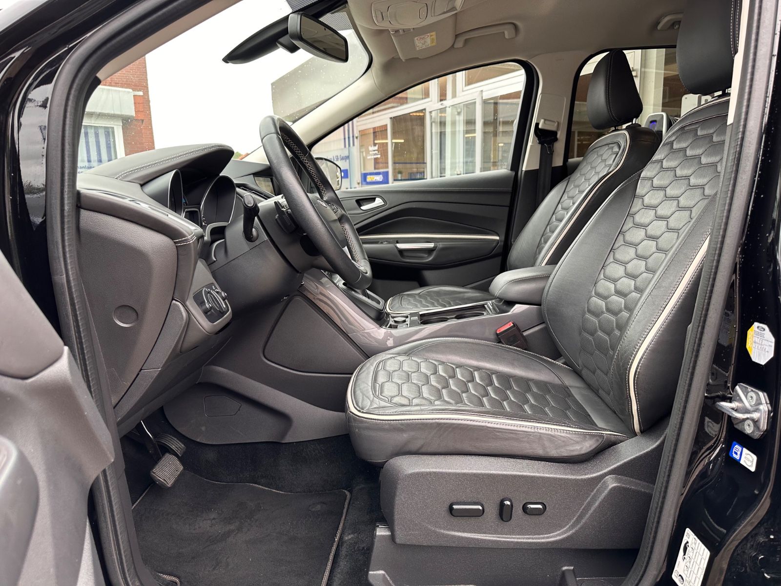 Fahrzeugabbildung Ford Kuga Vignale 2.0 TDCi 4x4 AHK/ACC/BiXenon/Keyfre