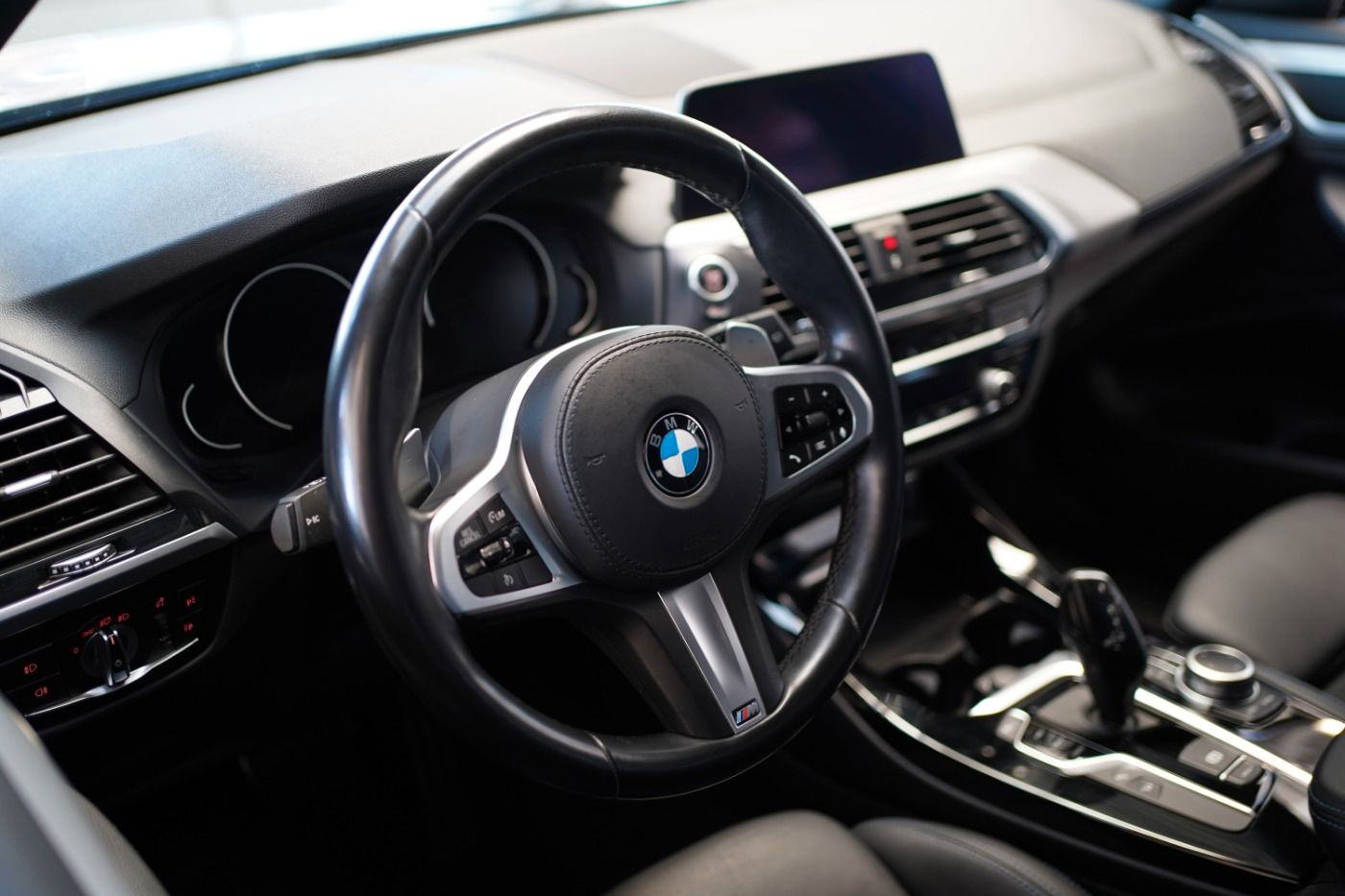 Fahrzeugabbildung BMW X3 20ix M Sport +AHK+ParkingAssis.+Live Cock.Plu