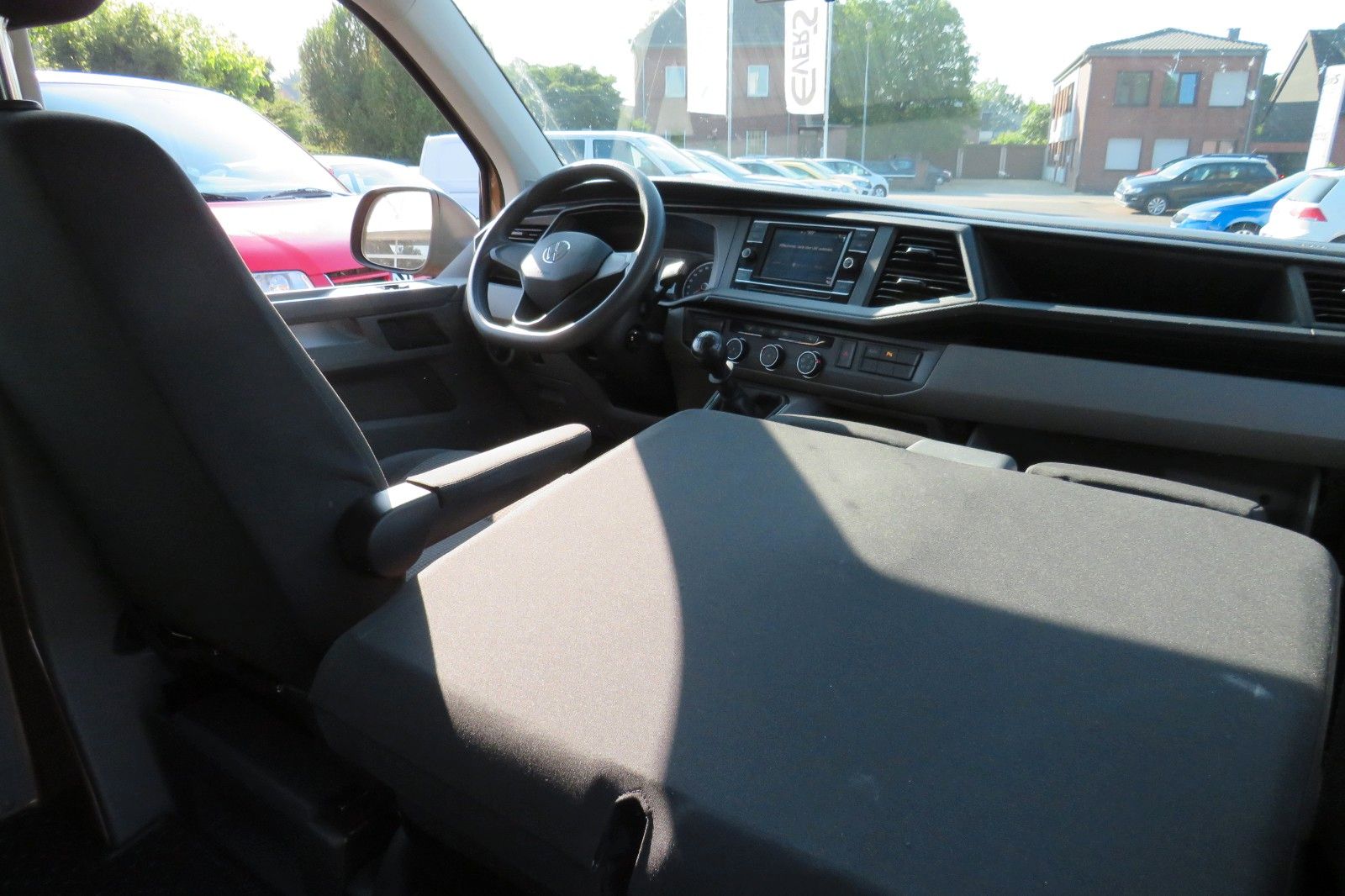 Fahrzeugabbildung Volkswagen T6.1 Kombi TDI 9SITZE GRA PDC APP-CONNECT SITZH.