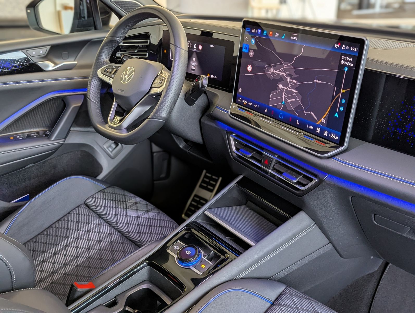 Fahrzeugabbildung Volkswagen Tiguan 2.0TDI R-Line 4M Pano Black Matrix AHK 20