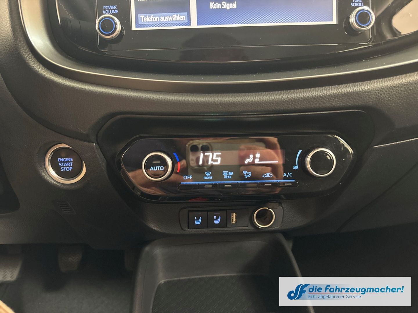 Fahrzeugabbildung Toyota Aygo X Play Apple CarPlay Android Auto Mehrzonen
