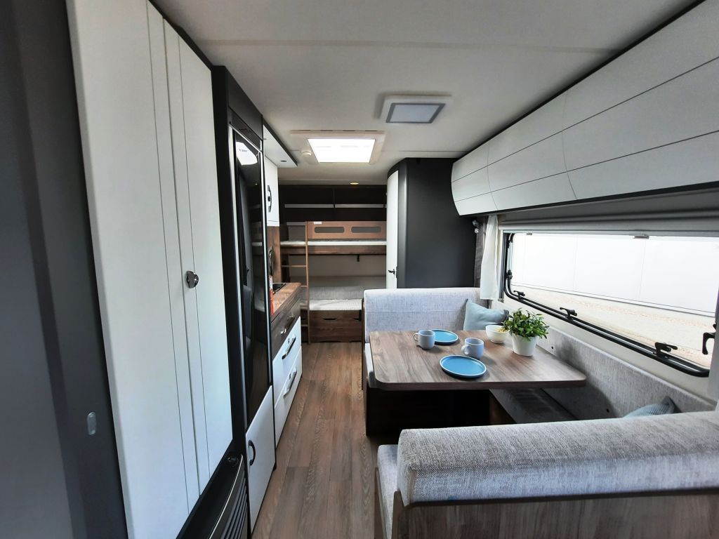 Fahrzeug Übersicht 8 Fahrzeugabbildung Hobby Excellent Edition 490 KMF Verfüg./Auflastung 1.8
