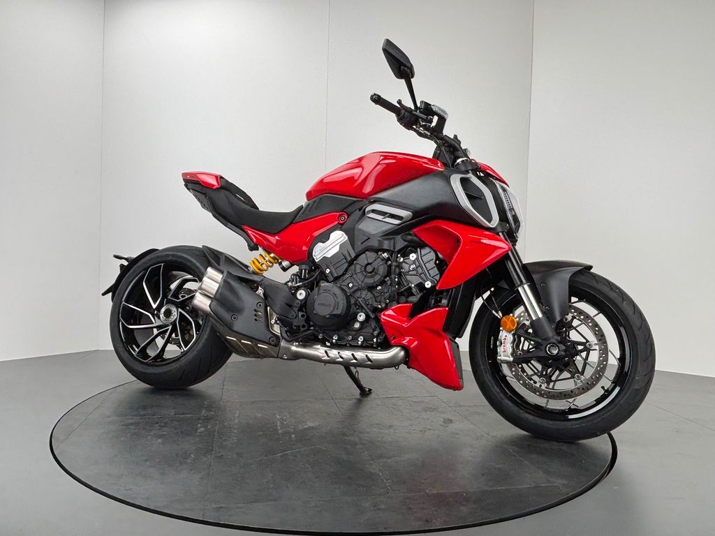 Fahrzeugabbildung Ducati DIAVEL V4 *NEUWERTIG *1. HAND