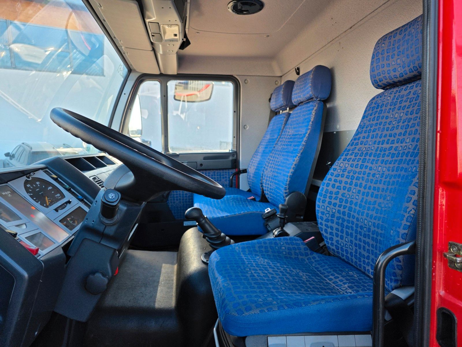 Fahrzeugabbildung MAN LE 8.150 Löschfahrzeug SLF 25/25 100/2500 Liter
