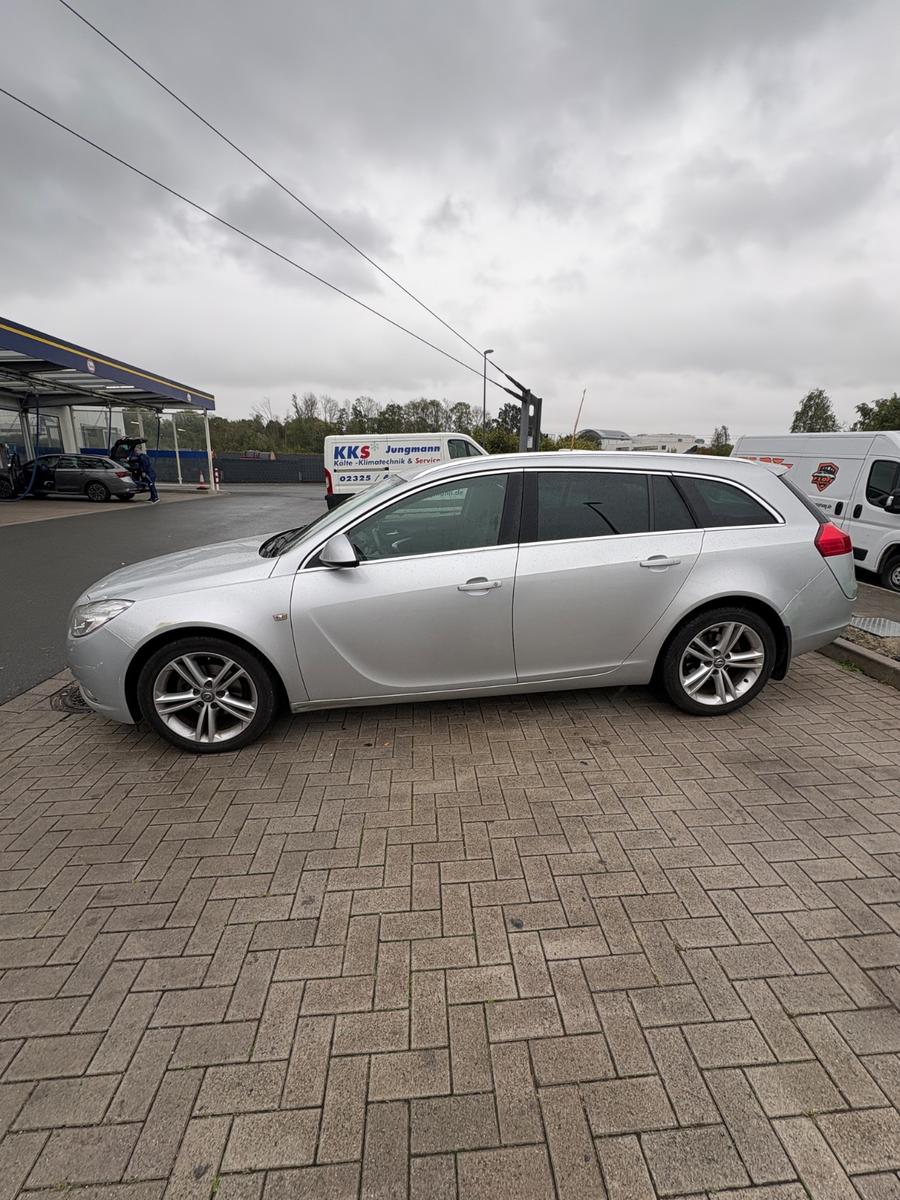 Opel Insignia 2011 — rear view