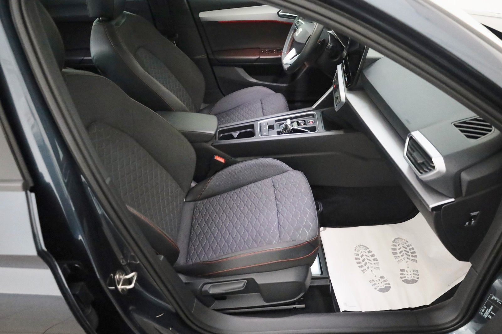 Fahrzeugabbildung SEAT Leon FR, Navi,LED,SH,Kamera,Panorama,ACC, SR+WR