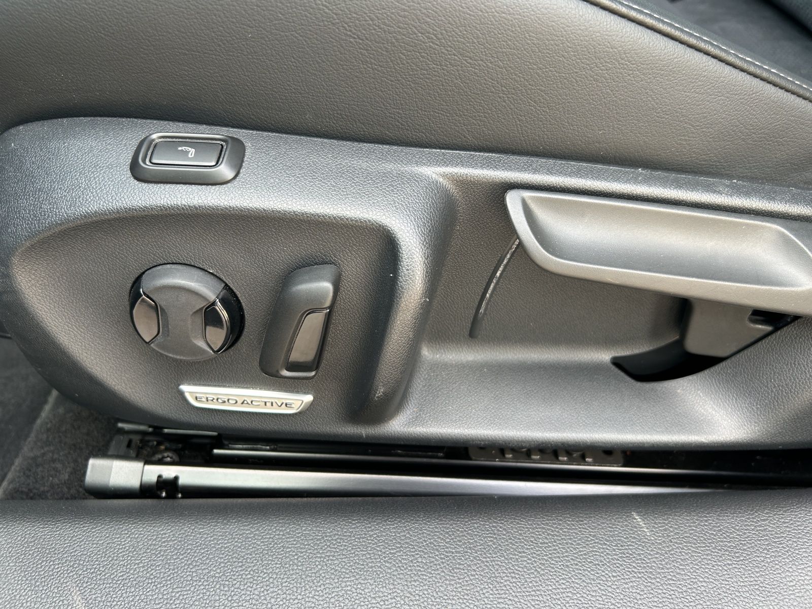 Fahrzeugabbildung Volkswagen Passat Variant Business TDI DSG LED ACC AHK SHZ