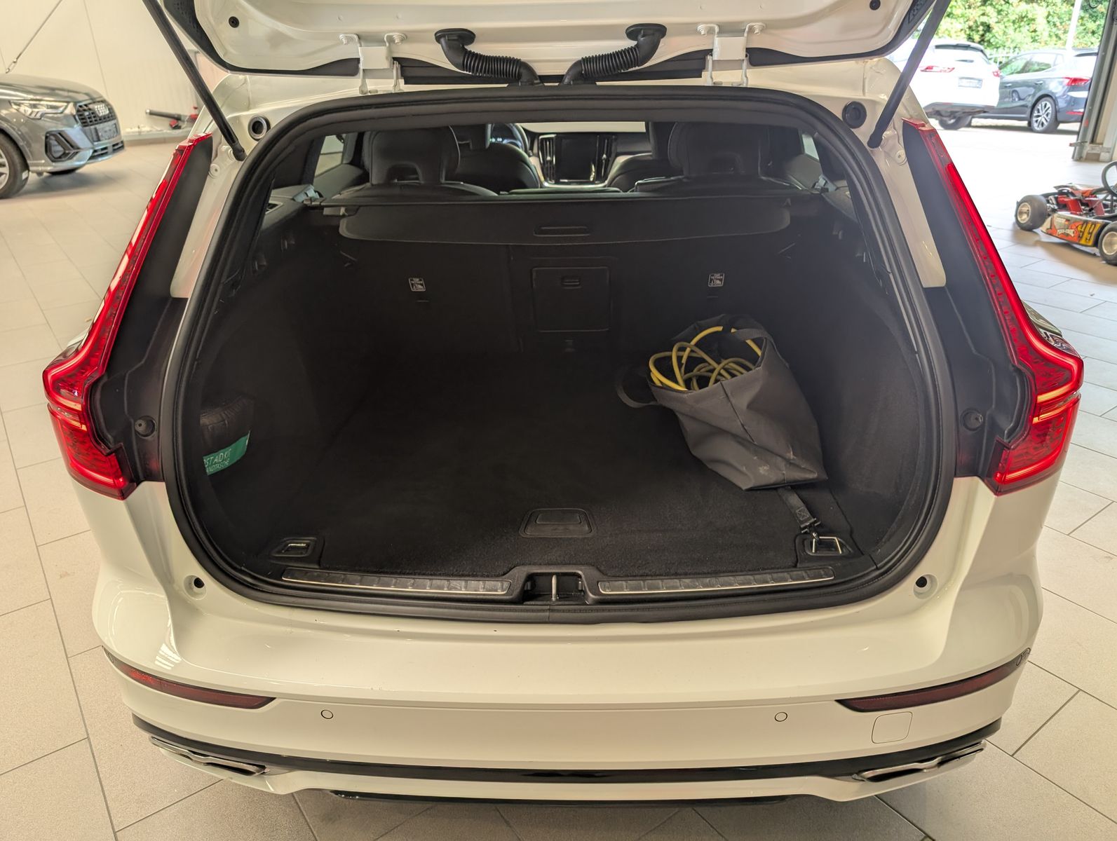 Fahrzeugabbildung Volvo V60 T8 R-Design AWD H/K Cam HUD StHz Pano AHK