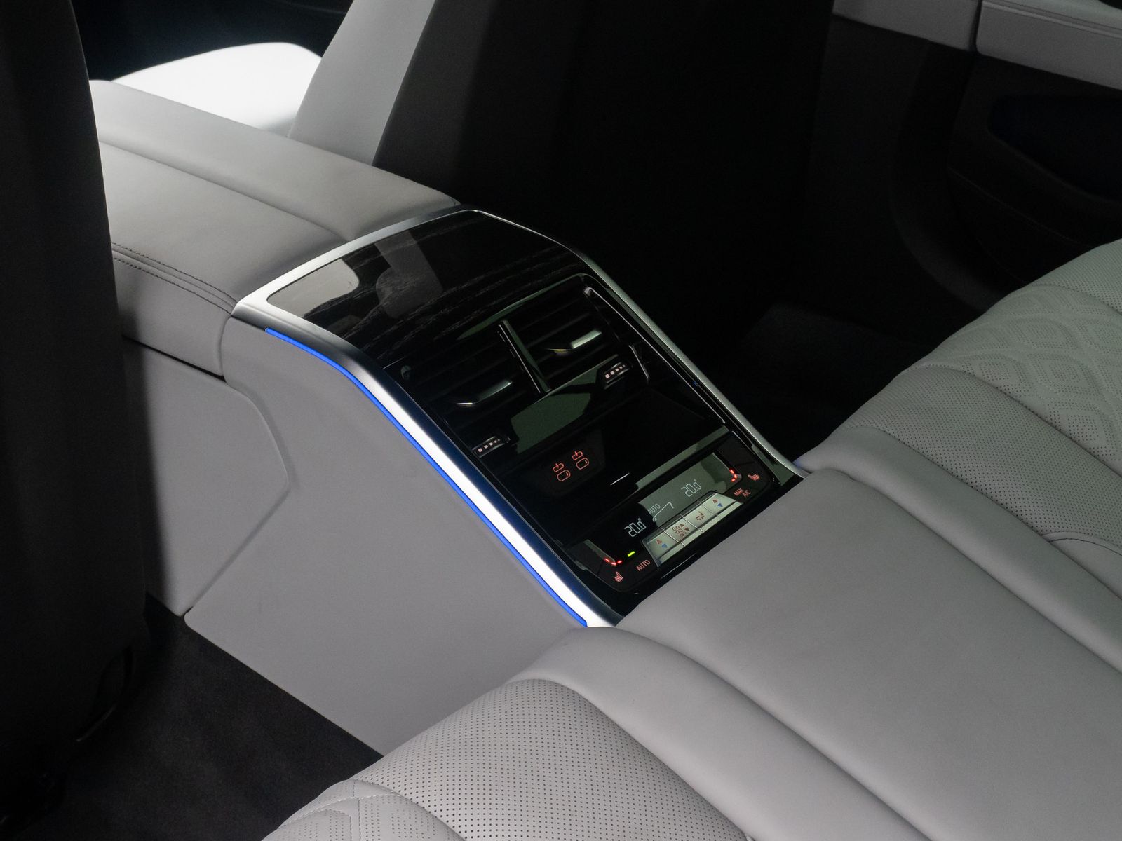 Fahrzeugabbildung BMW M8 Competition Gran Coupé Laser 360°B&W HUD Voll