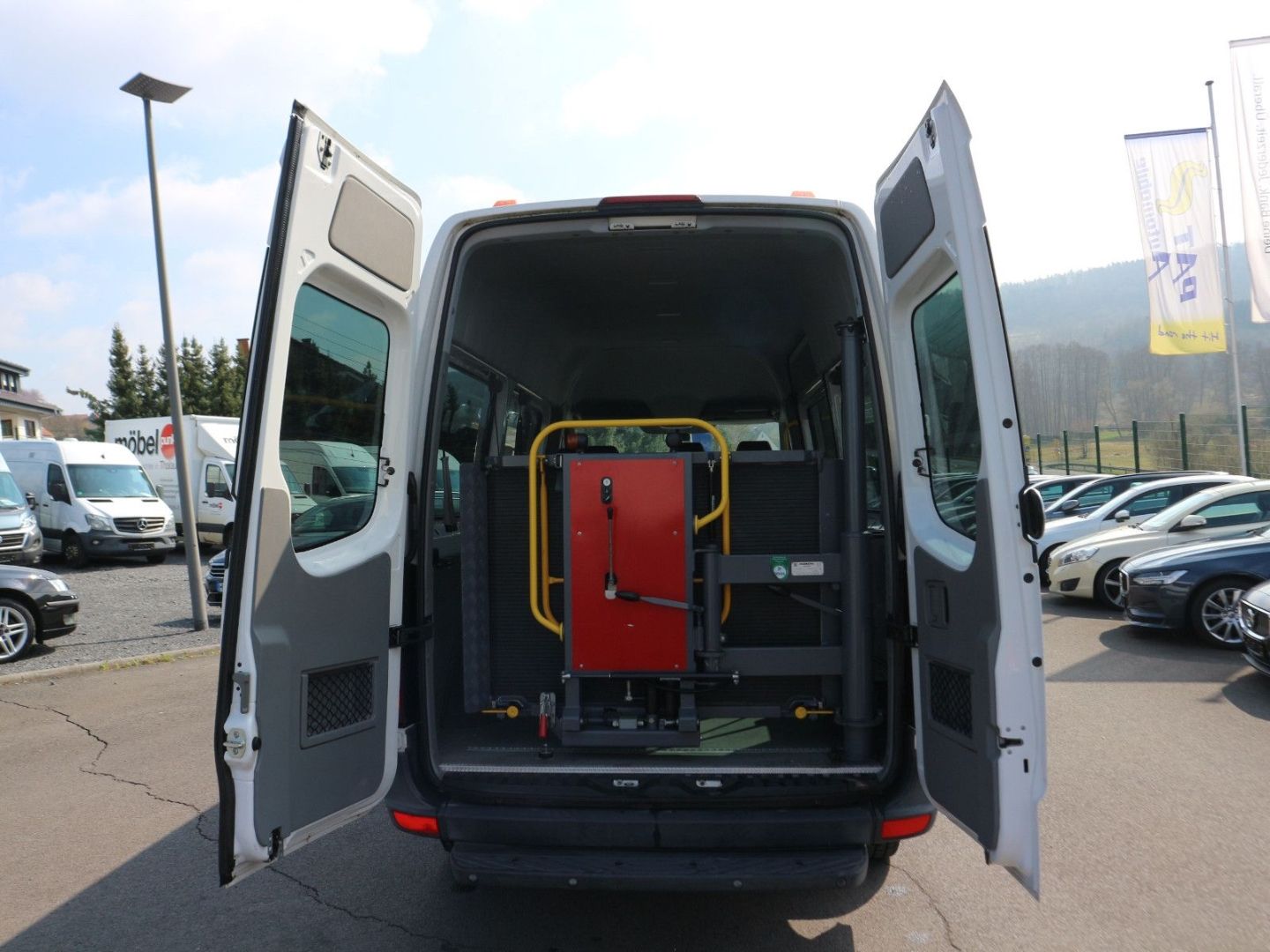 Fahrzeugabbildung Volkswagen Crafter 35 Behindertengerecht Rollstuhl-Rampe