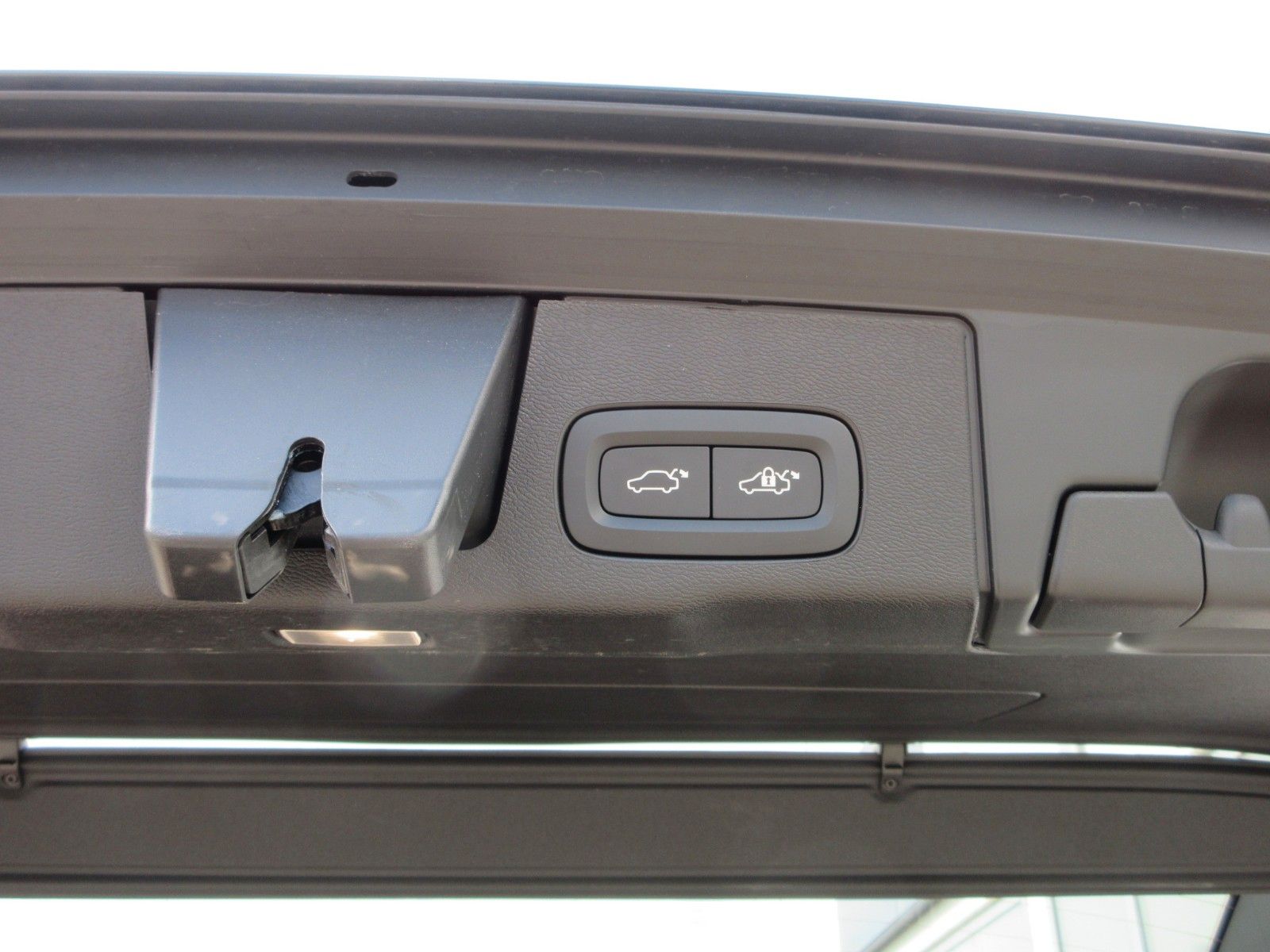 Fahrzeugabbildung Volvo XC 60 B5 Plus Dark AWD