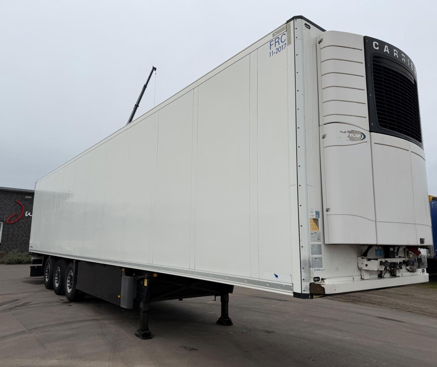 Schmitz Cargobull SKO24 / Carrier Vector 1850 / Doppelstock / Lift