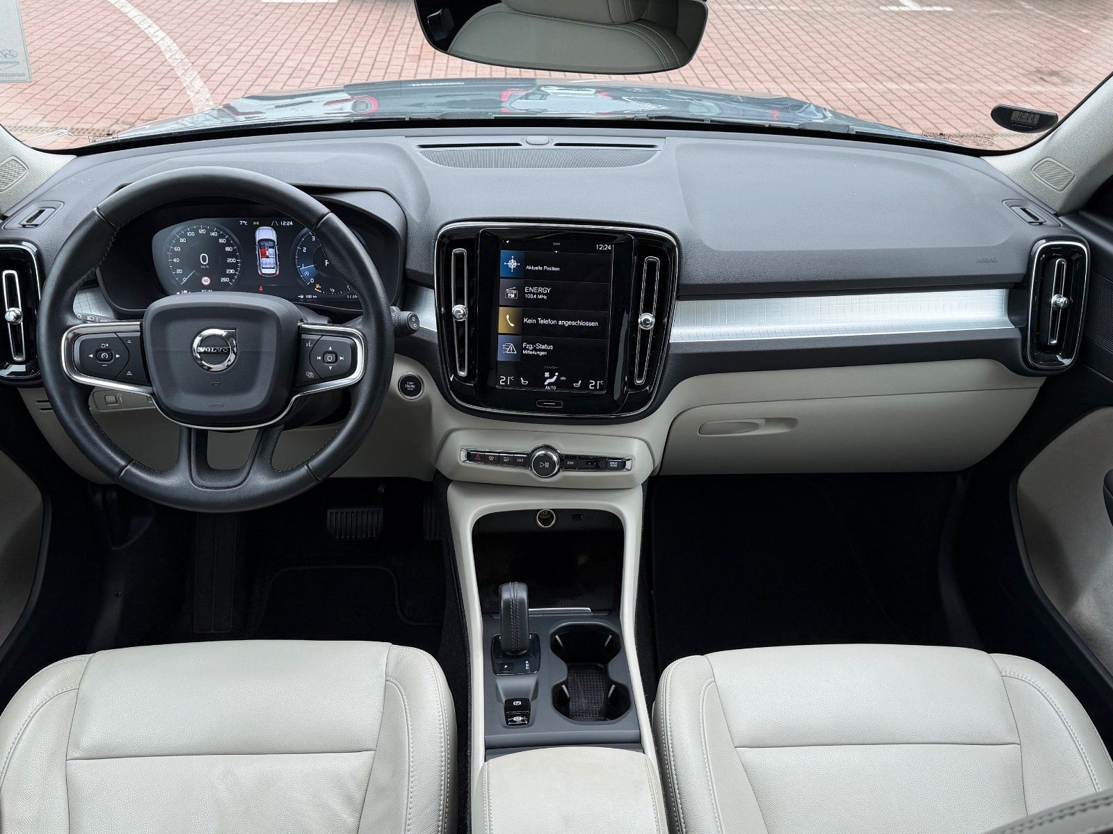 Fahrzeugabbildung Volvo XC40 T4 Momentum AWD *Nav*Totwinkel*AHK*LED*360°