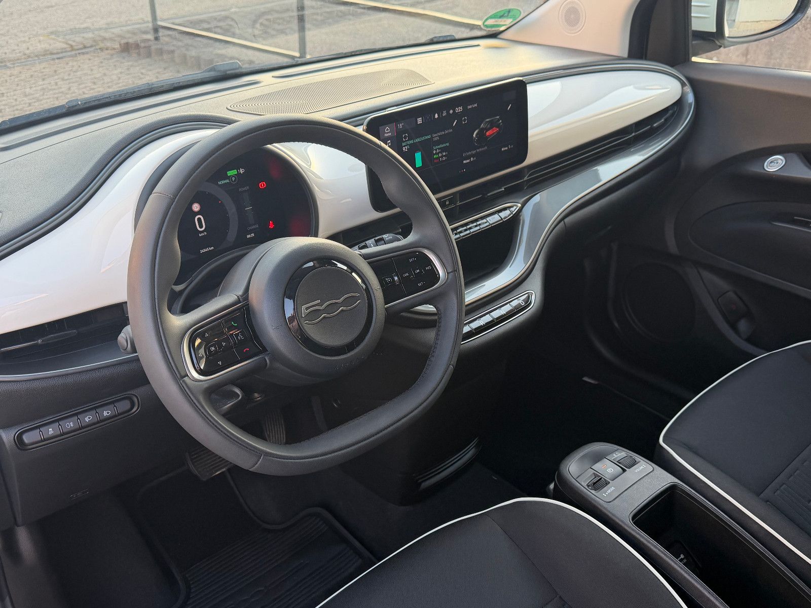 Fahrzeugabbildung Fiat 500e/TEMPOMAT/APPLE/KLIMA/SPURHALTEASSISTE