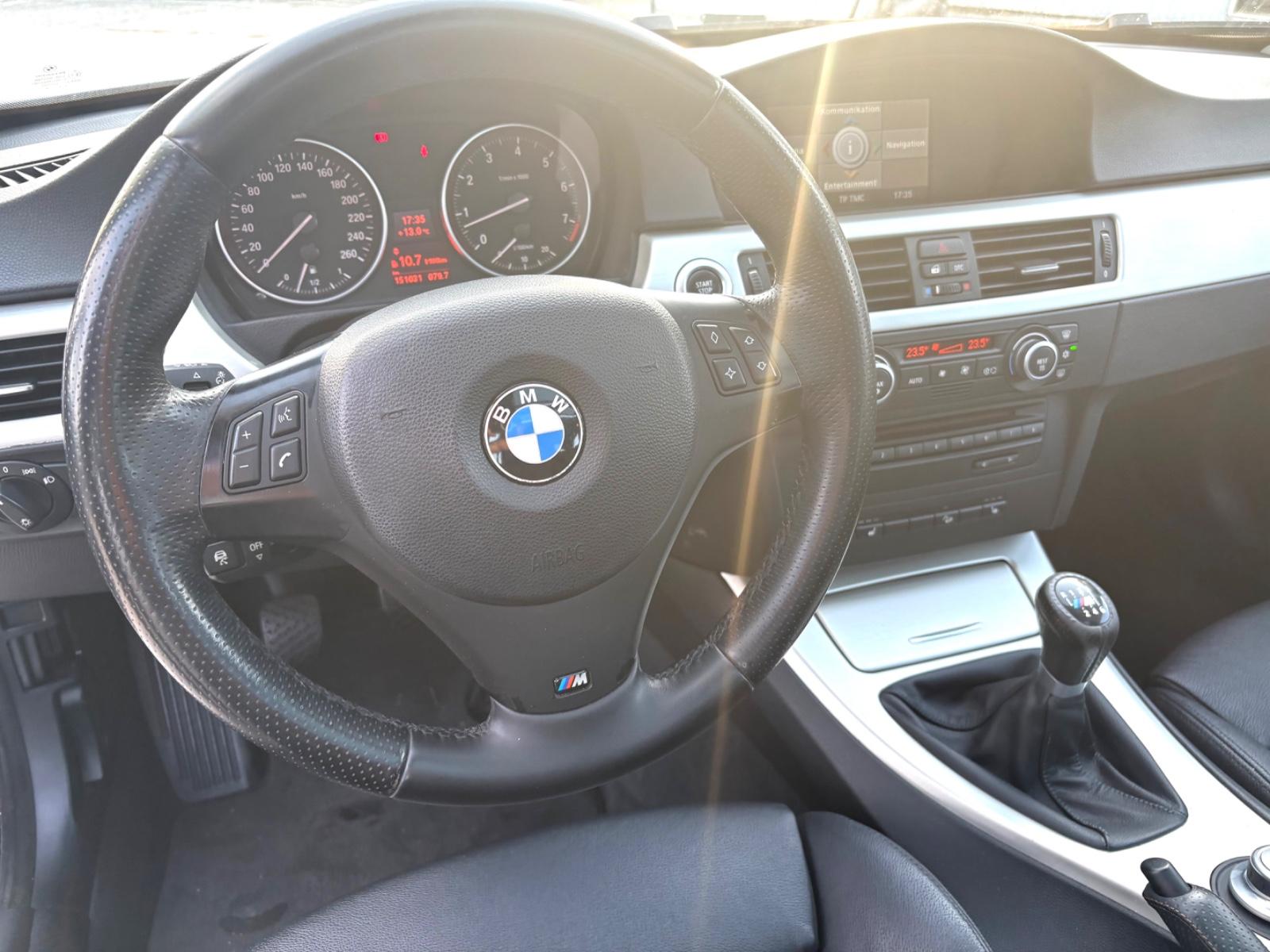 BMW 330xi Touring 272 ch 6 cylindres xDrive • Boîte manuelle 6 • Toit pano • GPS • Xénon • Radars AV/AR