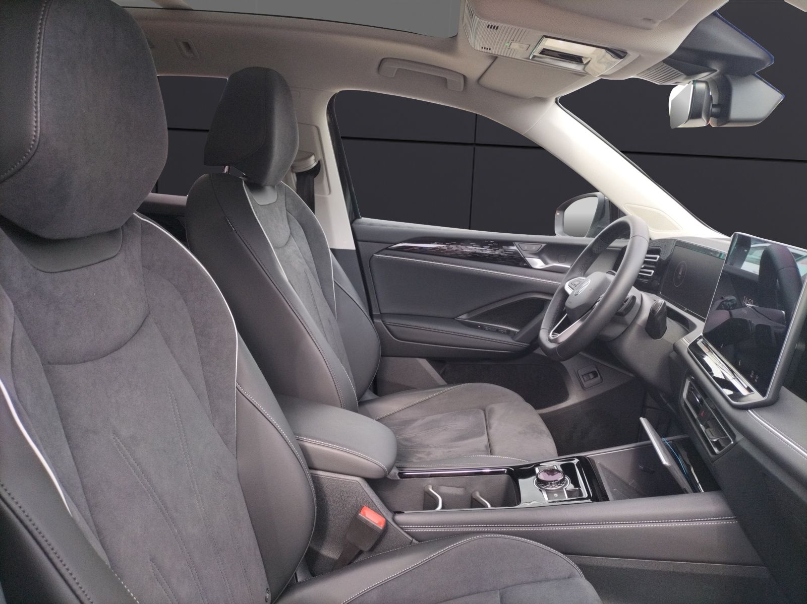 Fahrzeugabbildung Volkswagen Tiguan TDI Elegance DSG 4M LED AHK Navi HUD Pano