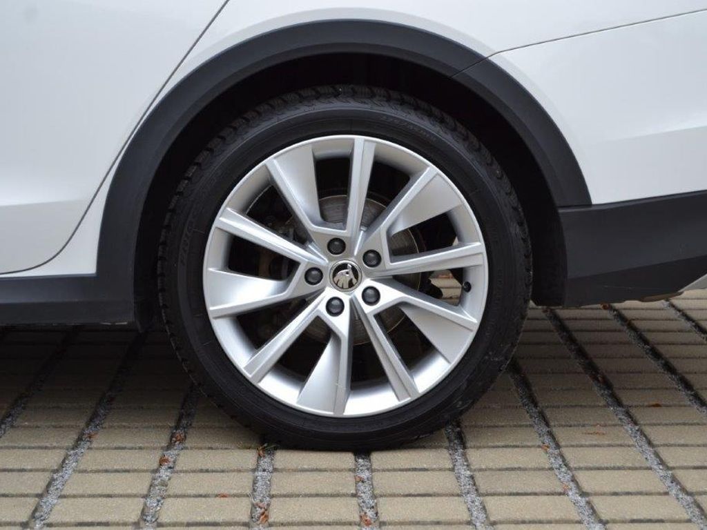 Octavia 2.0 TDI 4x4 DSG Scout AHK/MATRIX/NAVI/IN