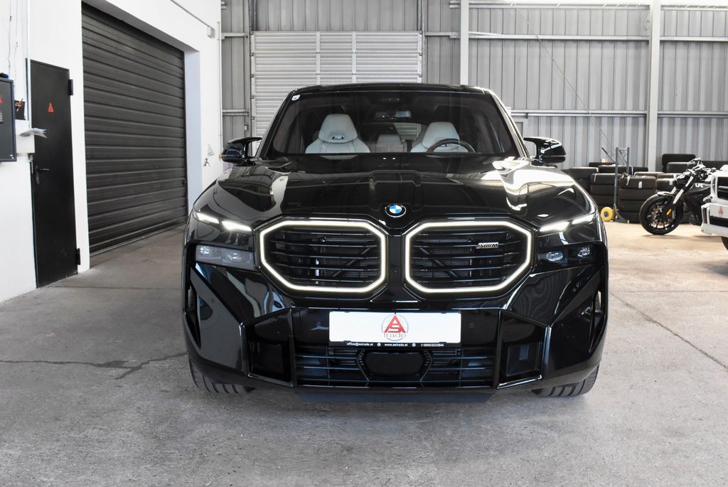 BMW XM — hlavná fotografia
